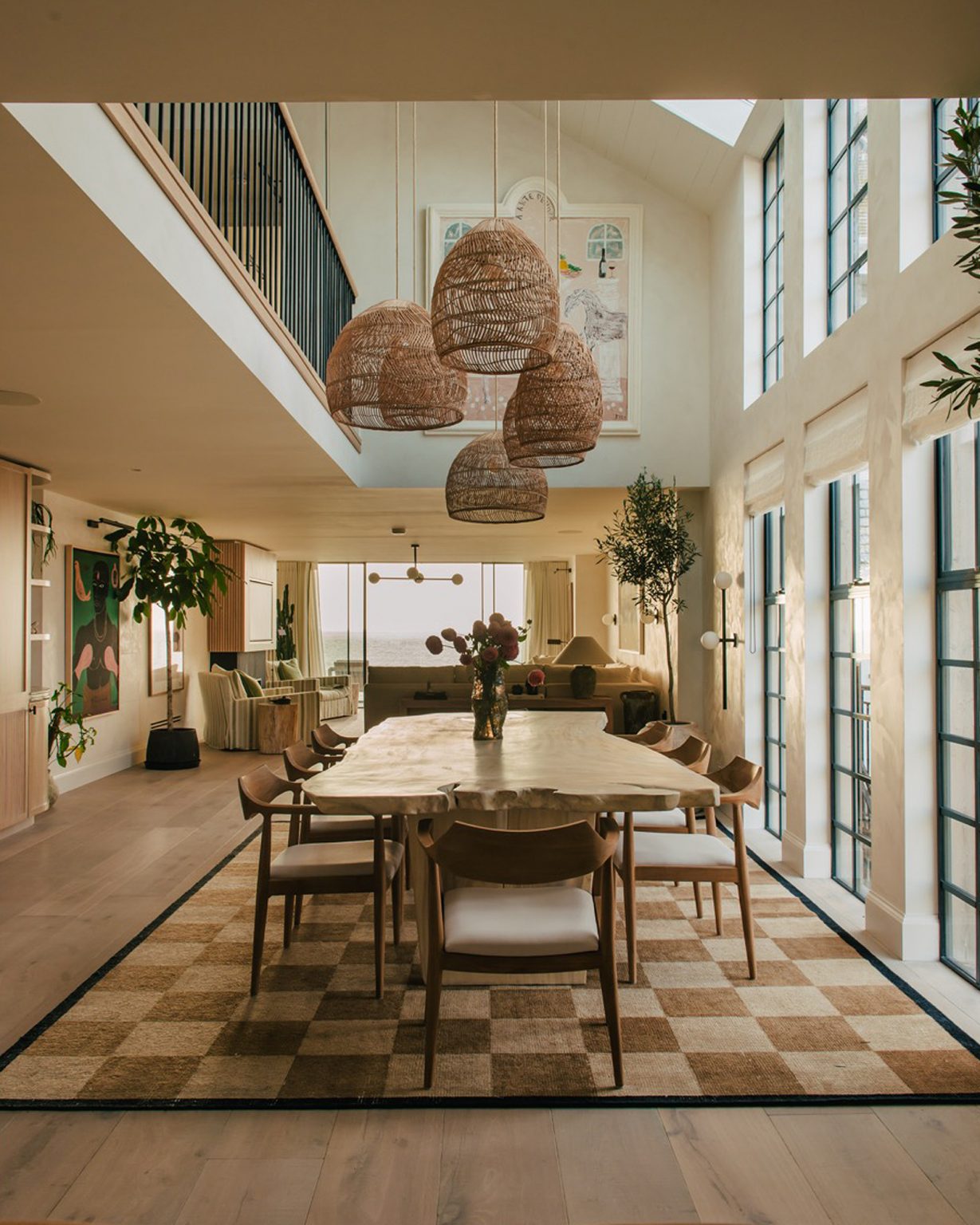 salle à manger et salon décoration contemporaine avec baie vitrée face à la mer