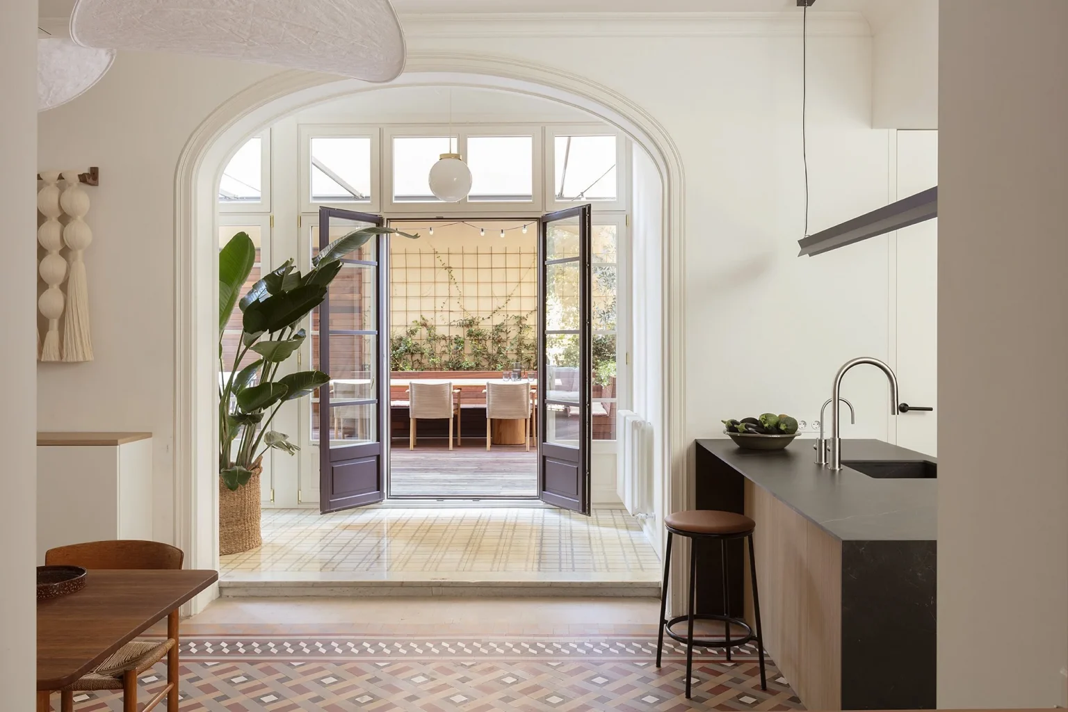 salle à manger sol carreaux de ciment et cuisine bois décoration contemporaine