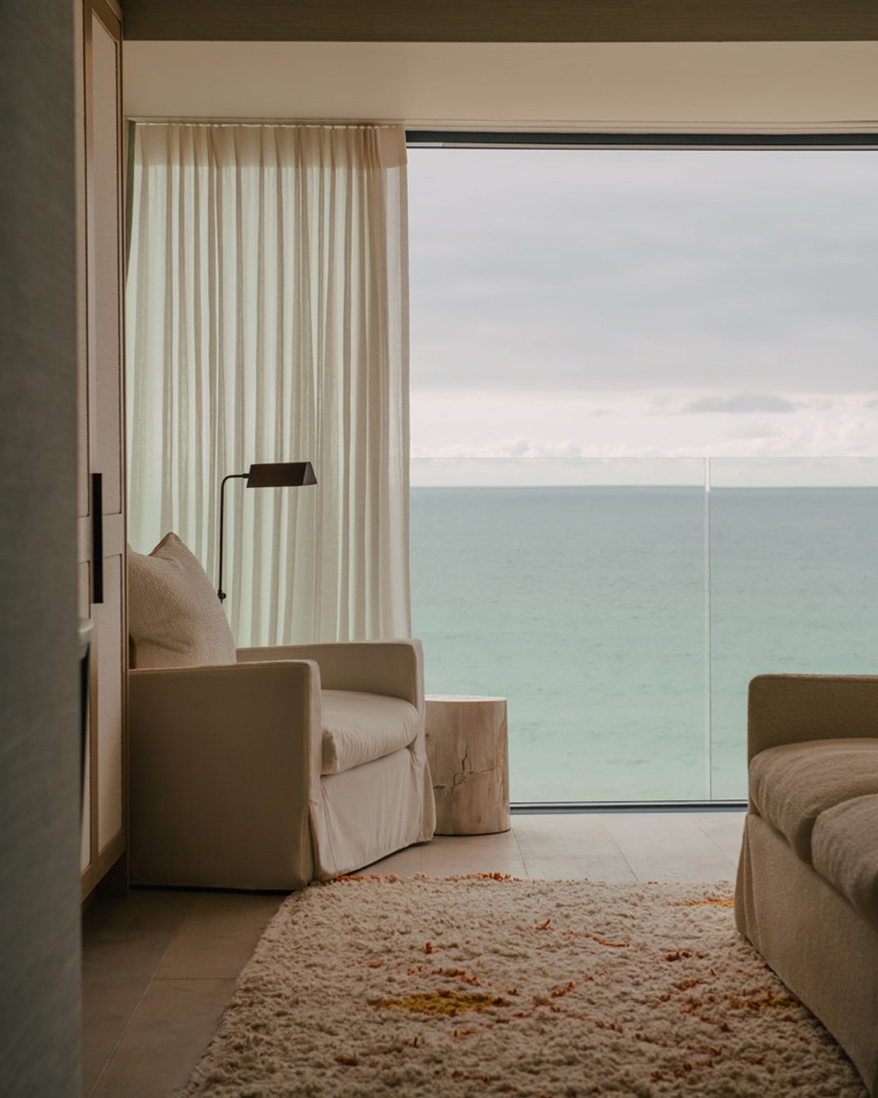 chambre décoration contemporaine avec baie vitrée face à la mer