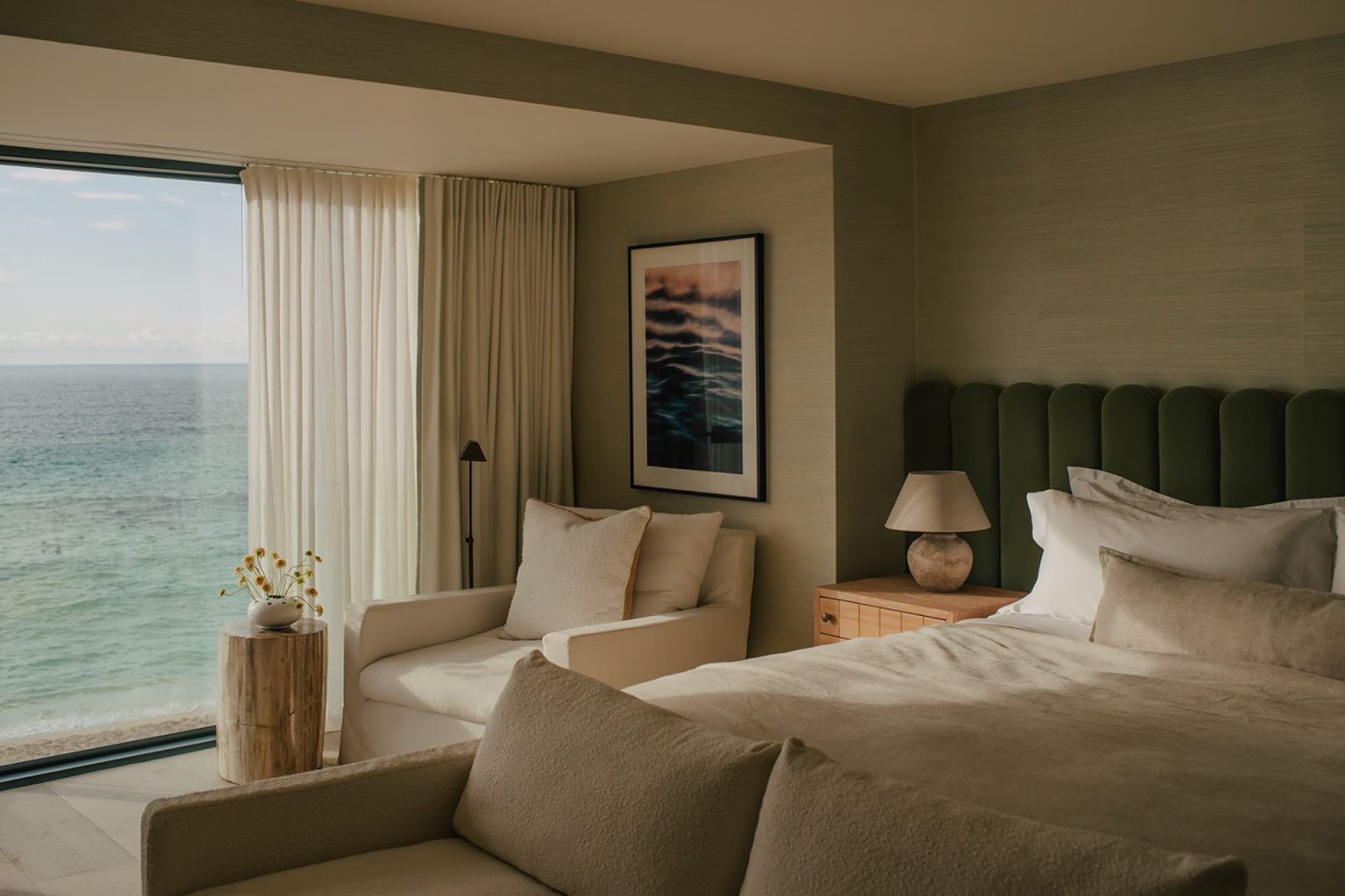 chambre décoration contemporaine avec baie vitrée face à la mer