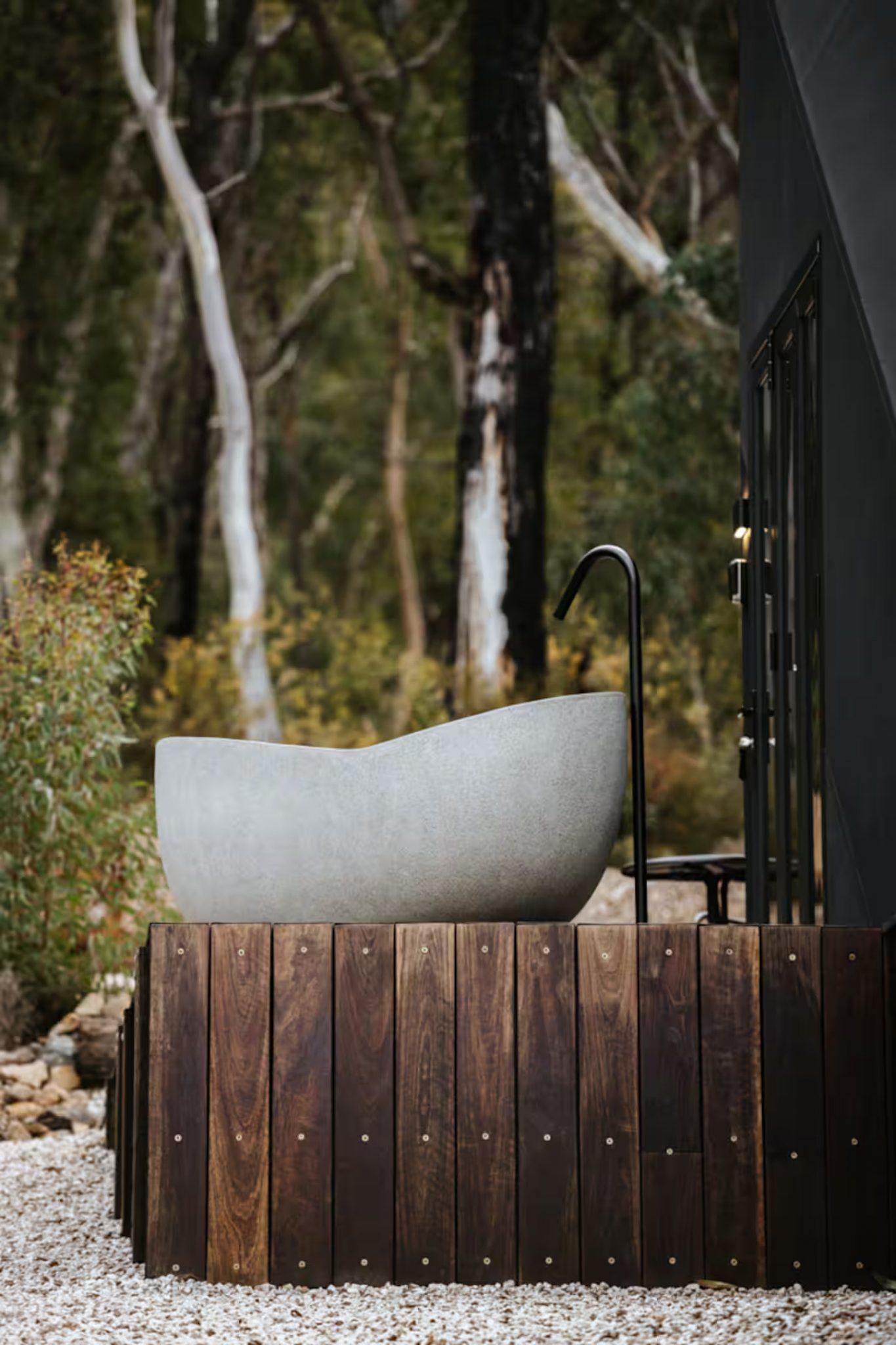 baignoire extérieure sur terrasse bois