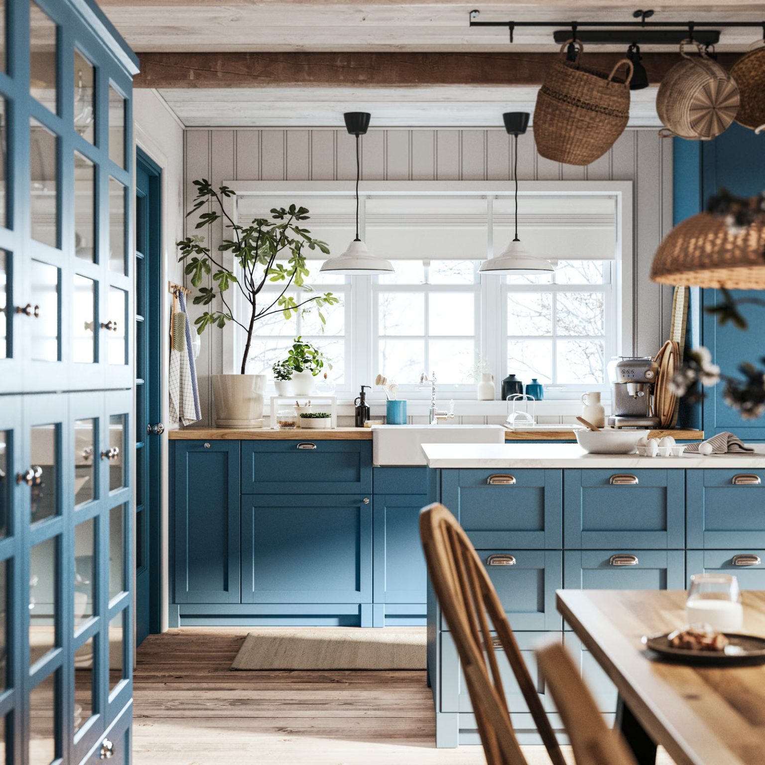 cuisine IKEA Lerhyttan bleue avec îlot central et garde-manger, ambiance lumineuse et familiale
