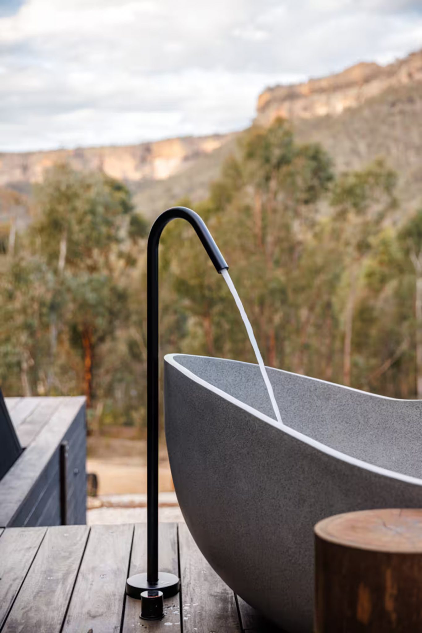baignoire extérieure sur terrasse bois