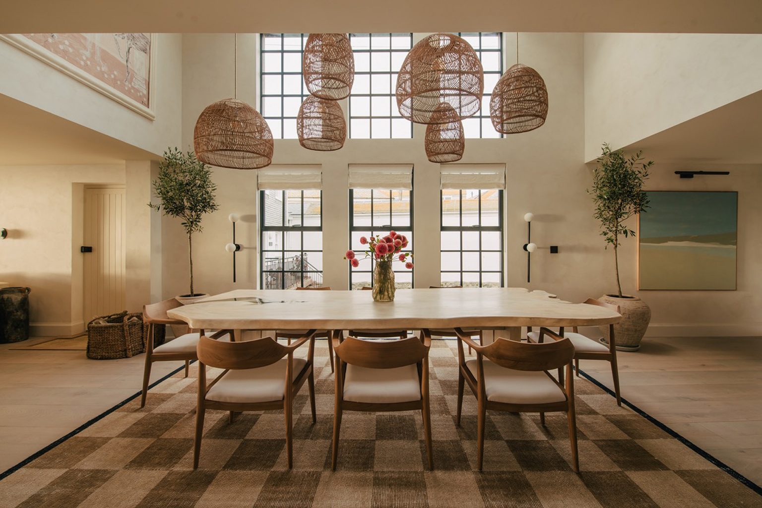 salle à manger décoration contemporaine avec baie vitrée double hauteur
