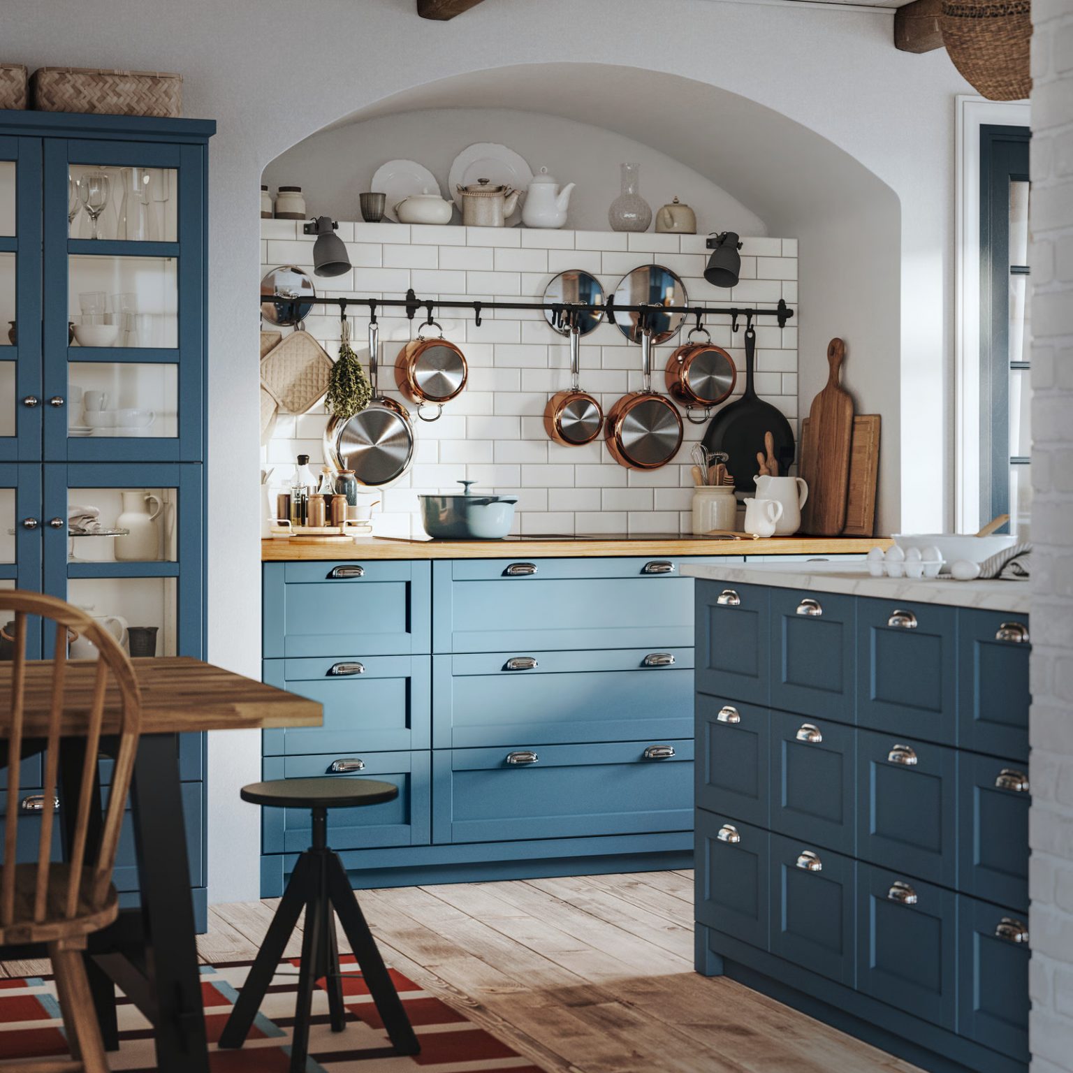 cuisine IKEA Lerhyttan bleue avec îlot central et garde-manger, ambiance lumineuse et familiale