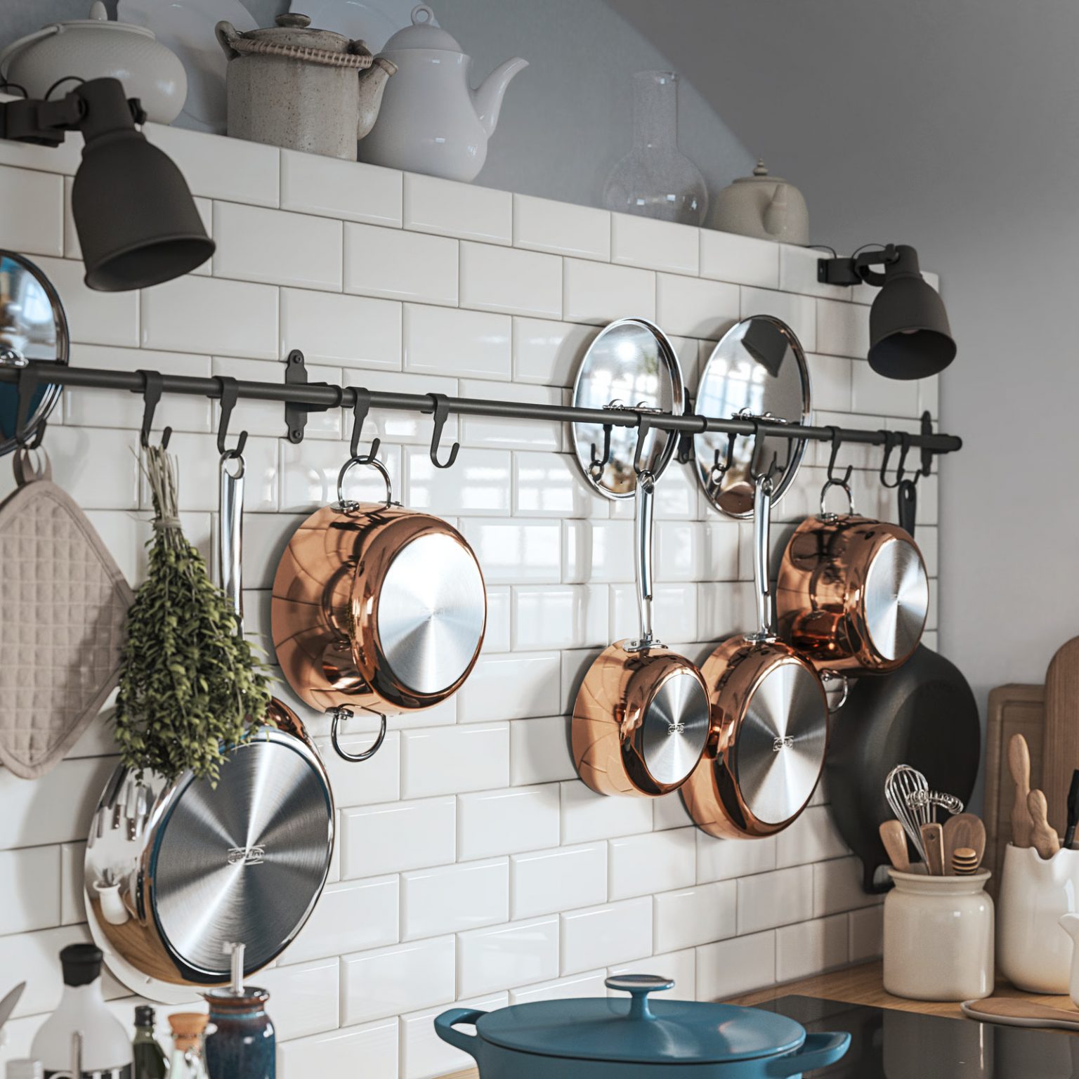 cuisine IKEA Lerhyttan bleue avec îlot central et garde-manger, ambiance lumineuse et familiale