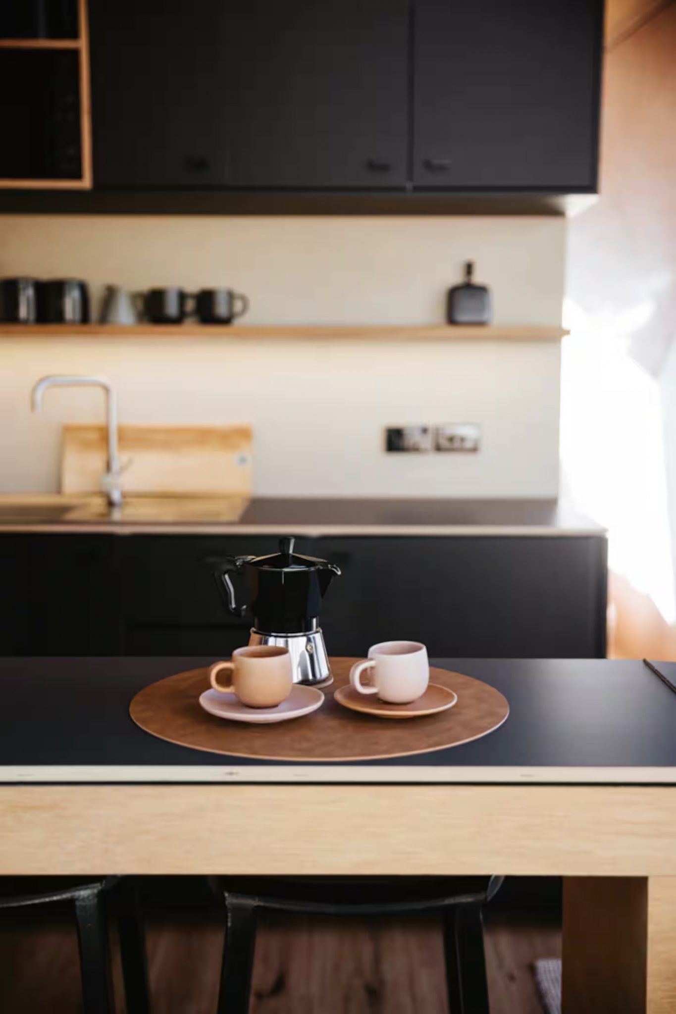 cuisine mini maison design conçue par un architecte entourée de nature et hors réseaux