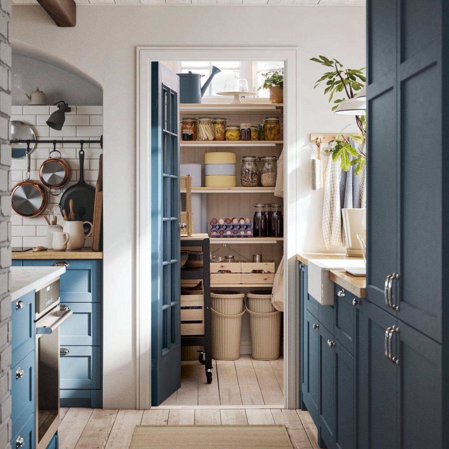 cuisine IKEA Lerhyttan bleue avec îlot central et garde-manger, ambiance lumineuse et familiale