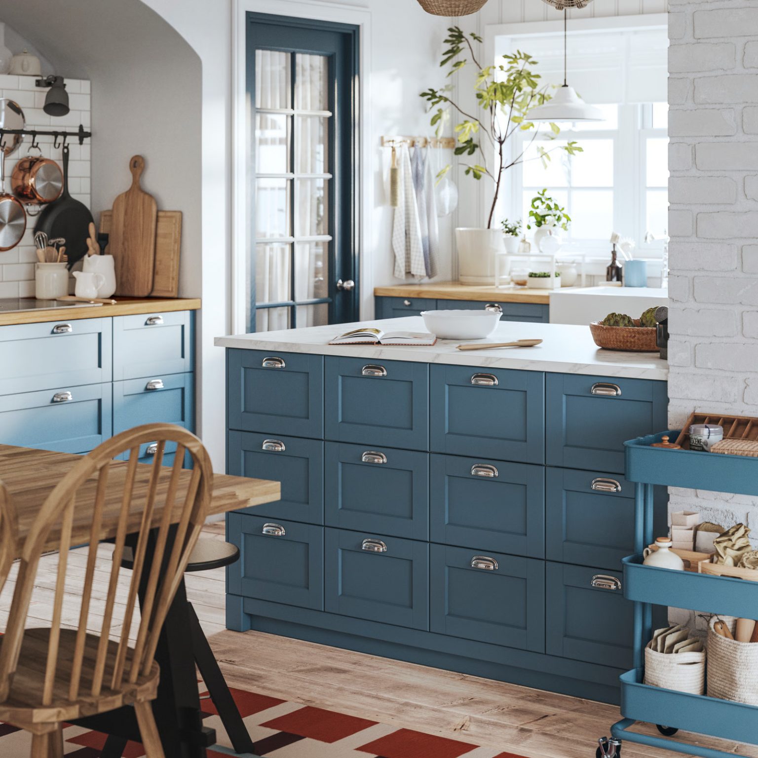cuisine IKEA Lerhyttan bleue avec îlot central et garde-manger, ambiance lumineuse et familiale