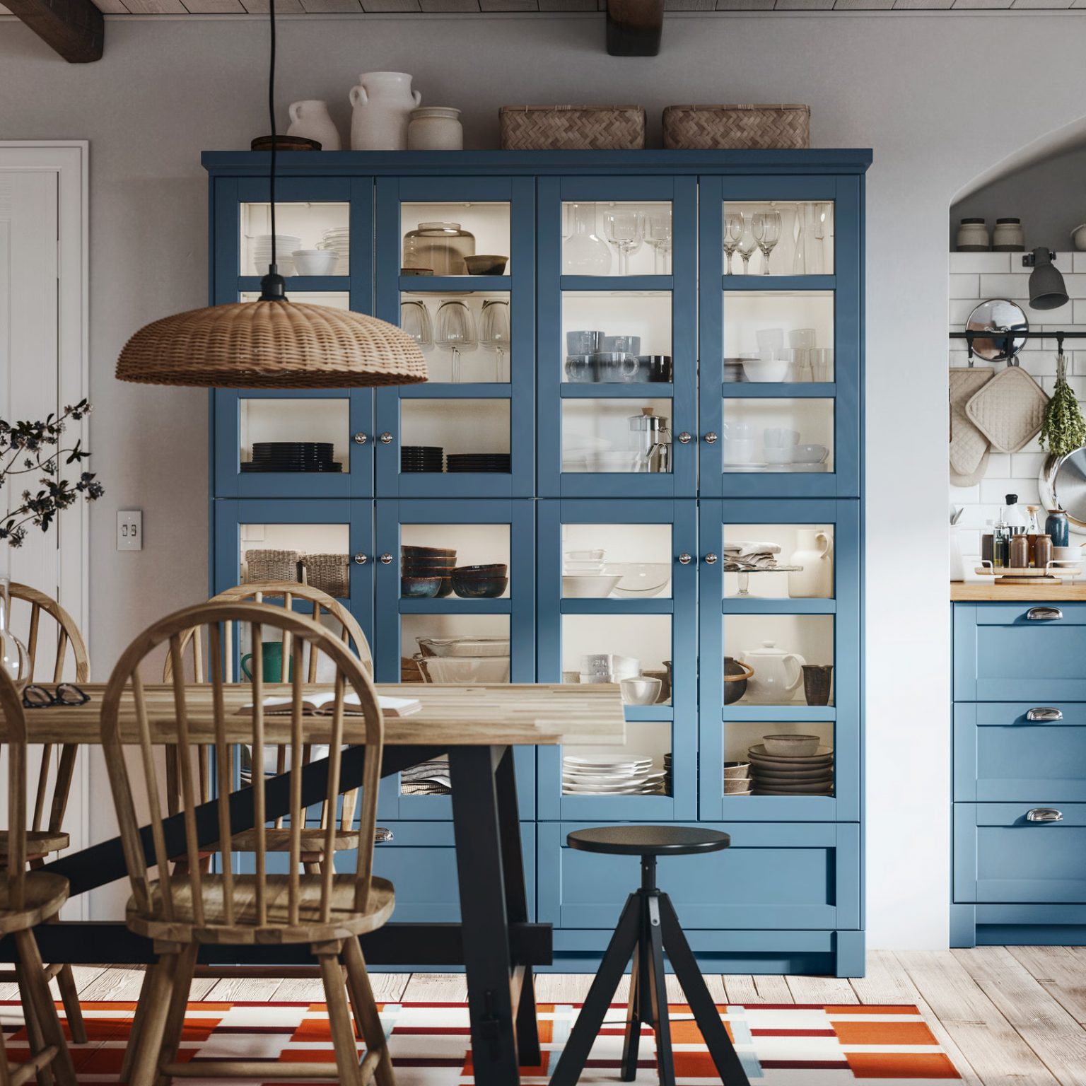 cuisine IKEA Lerhyttan bleue avec îlot central et garde-manger, ambiance lumineuse et familiale