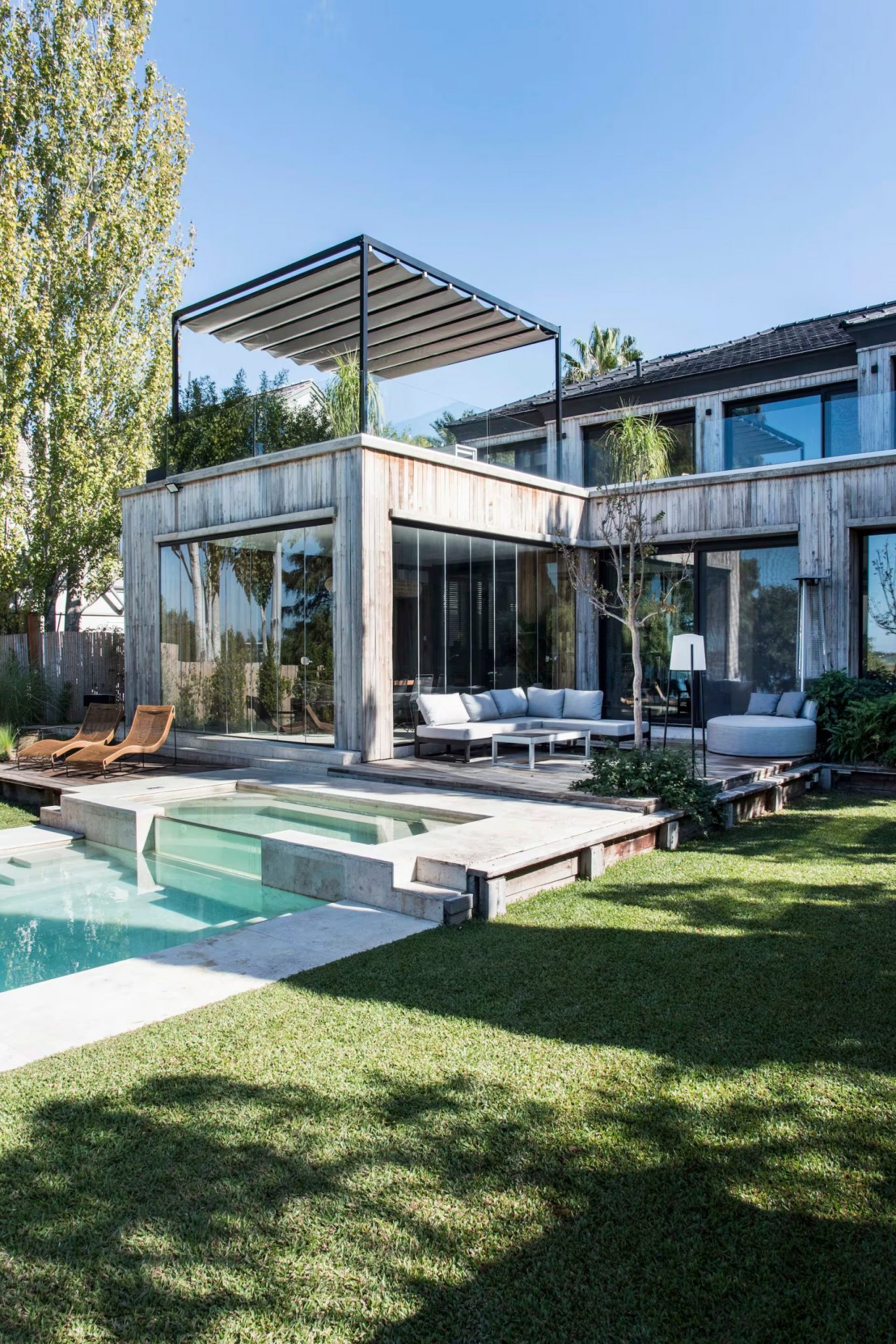 maison contemporaine avec façade bois et piscine