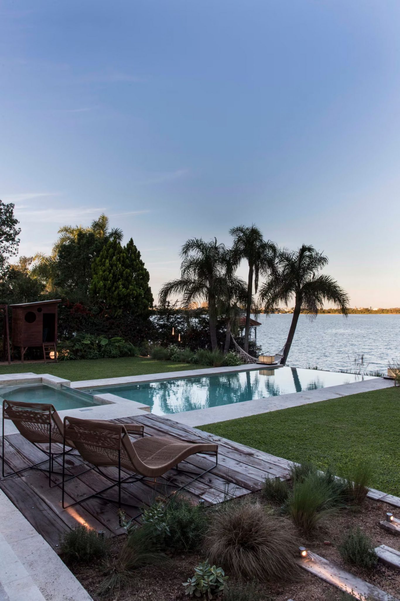maison contemporaine avec façade bois et piscine