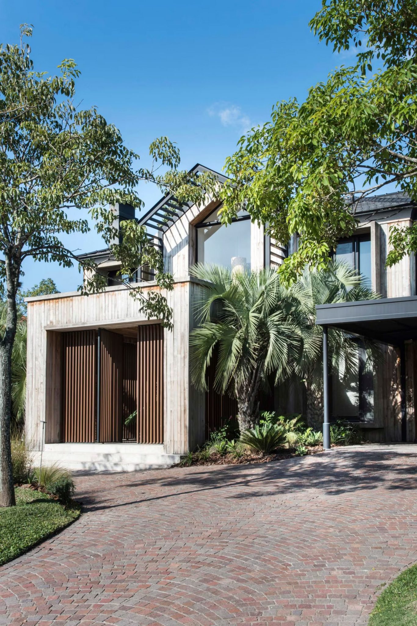 maison contemporaine avec façade bois et piscine