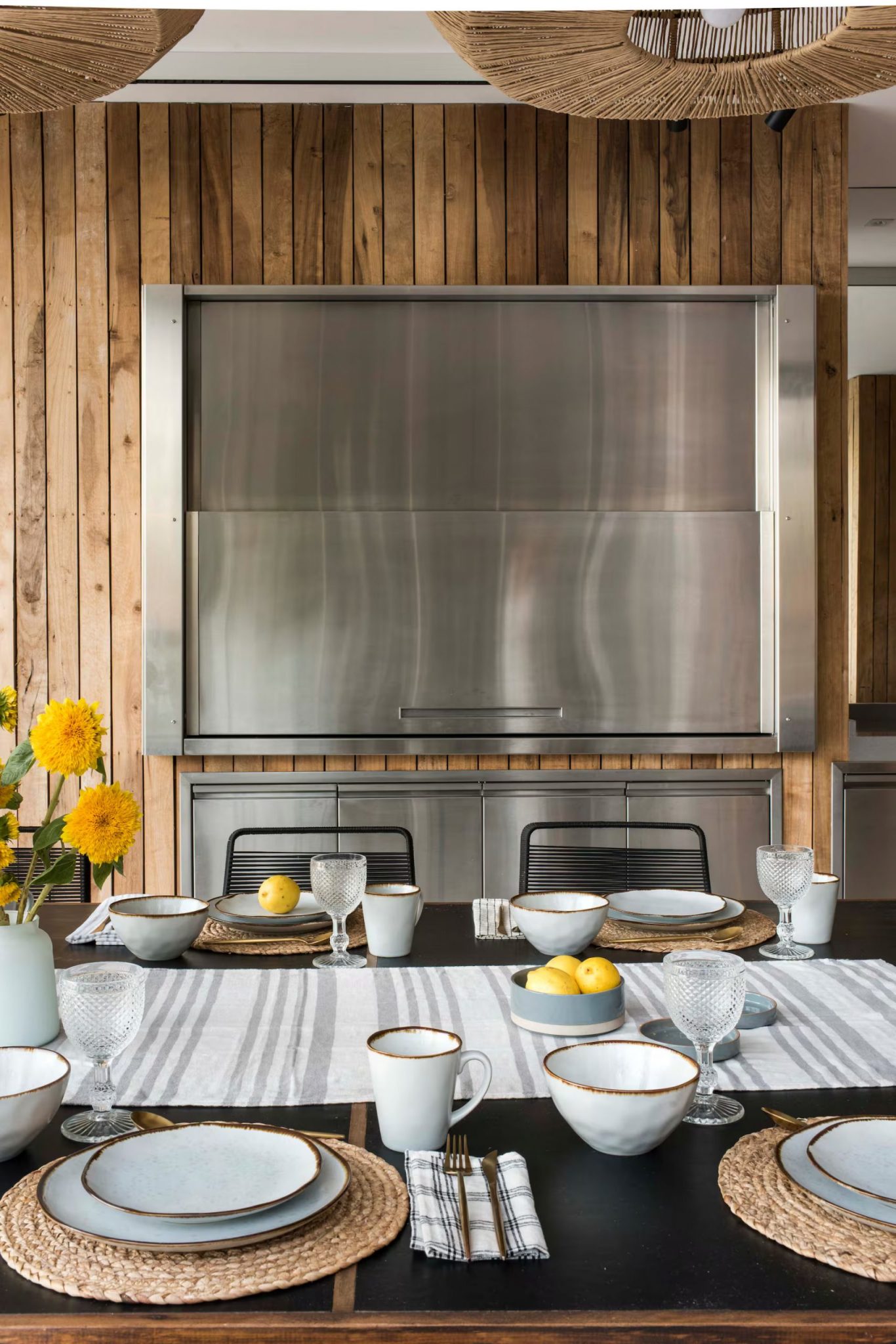 cuisine ouverte inox et bois avec îlot maison contemporaine