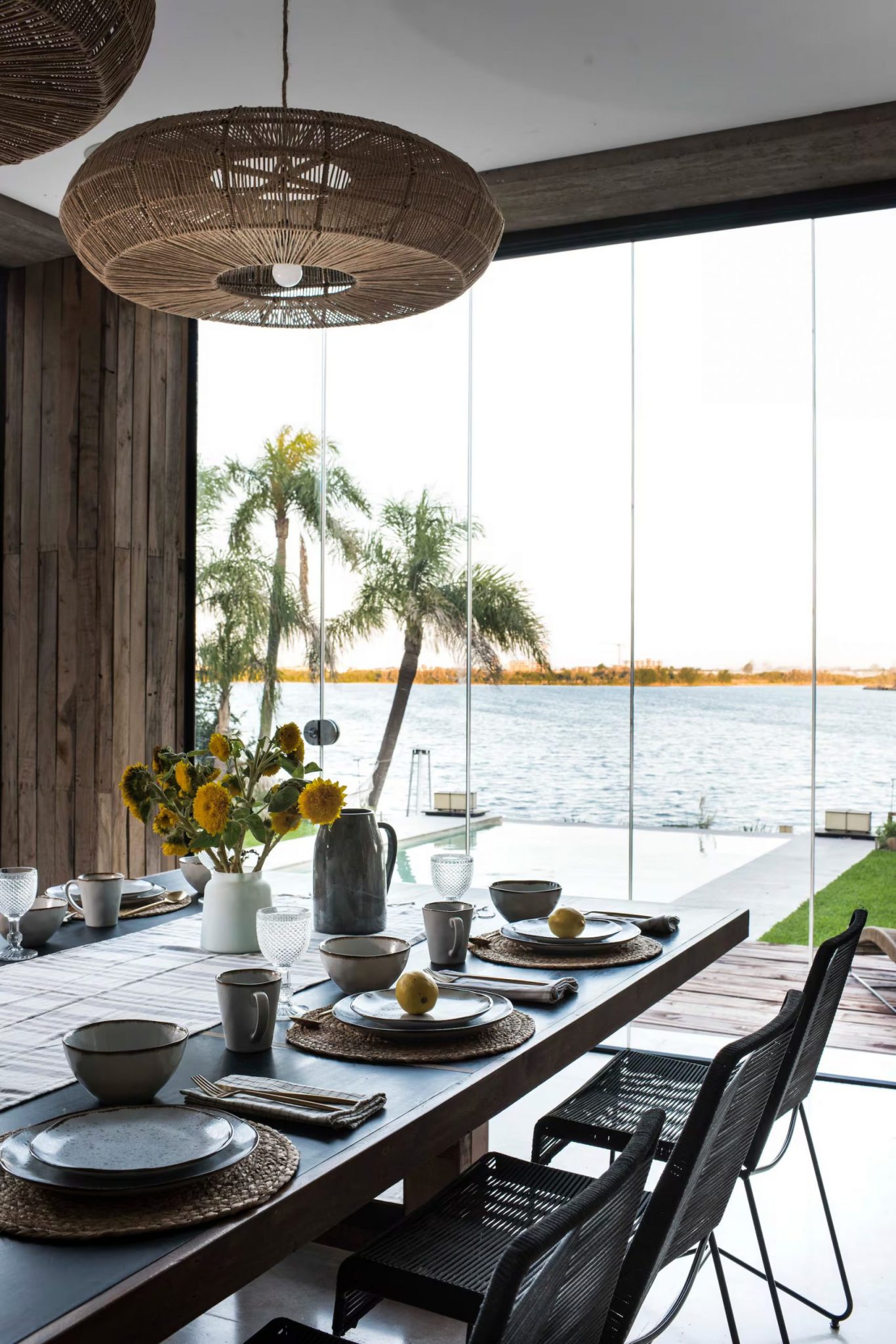salle à manger avec baie vitrée vue lac maison contemporaine