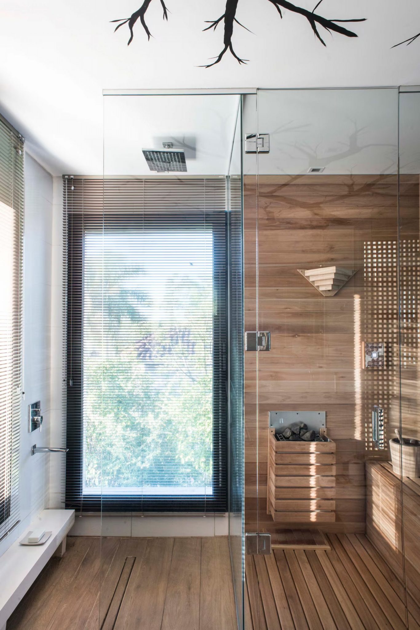 salle de bain moderne avec baies vitrées et murs bois
