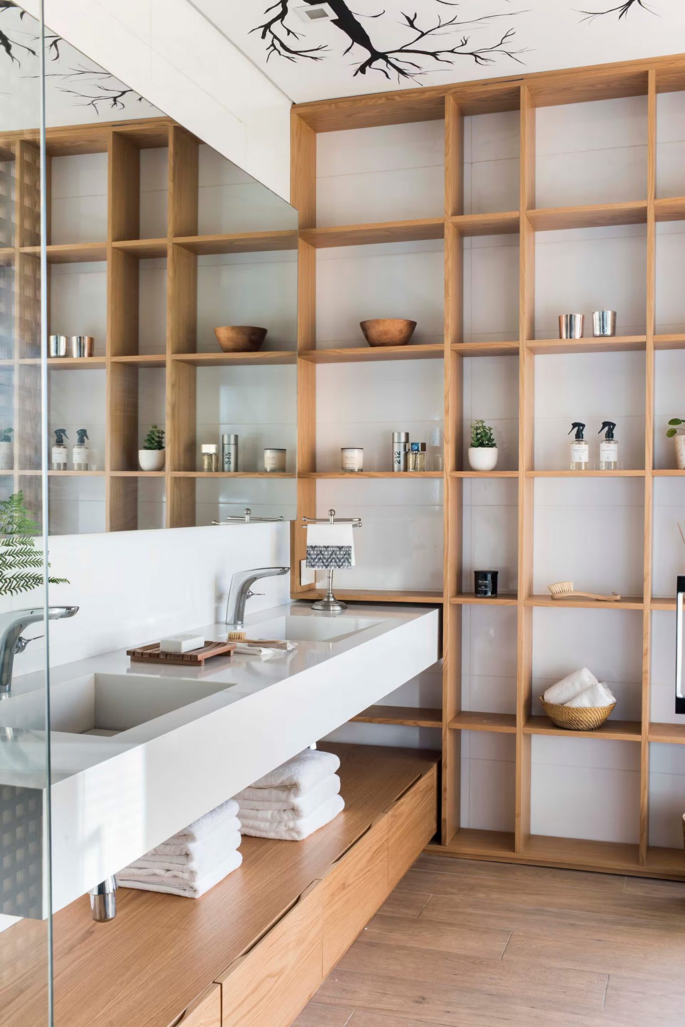 salle de bain moderne blanche et bois