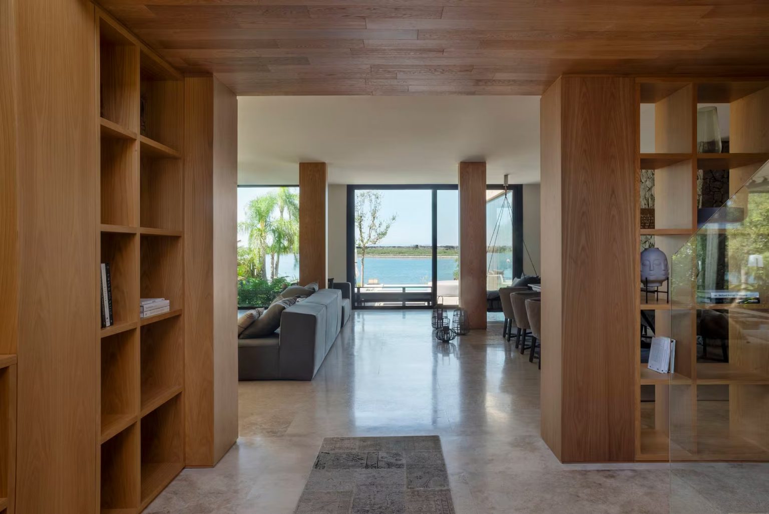 entrée avec bibliothèques ouvertes formant cloisons