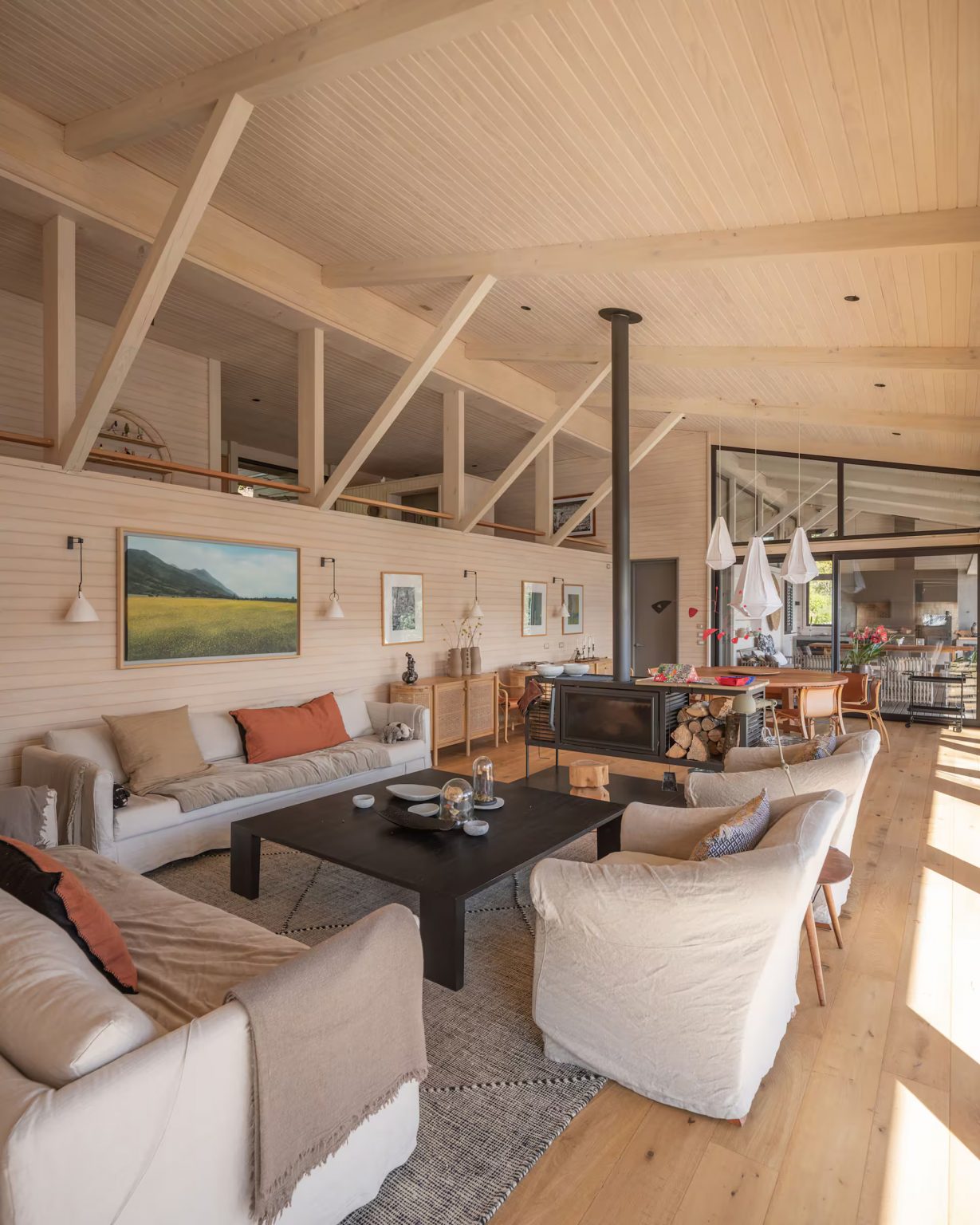 salon avec cheminée maison en bois
