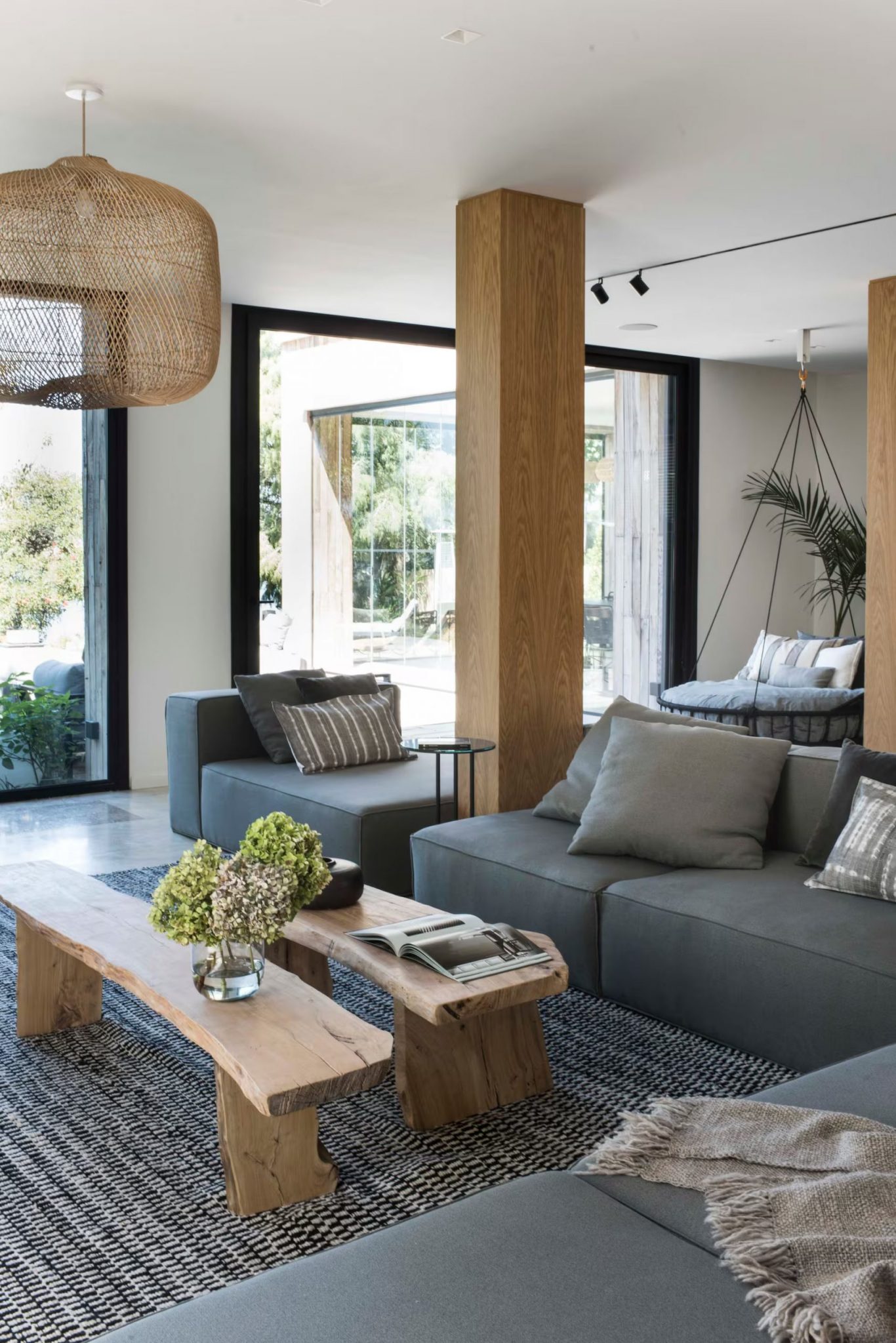 salon moderne gris et bois maison contemporaine