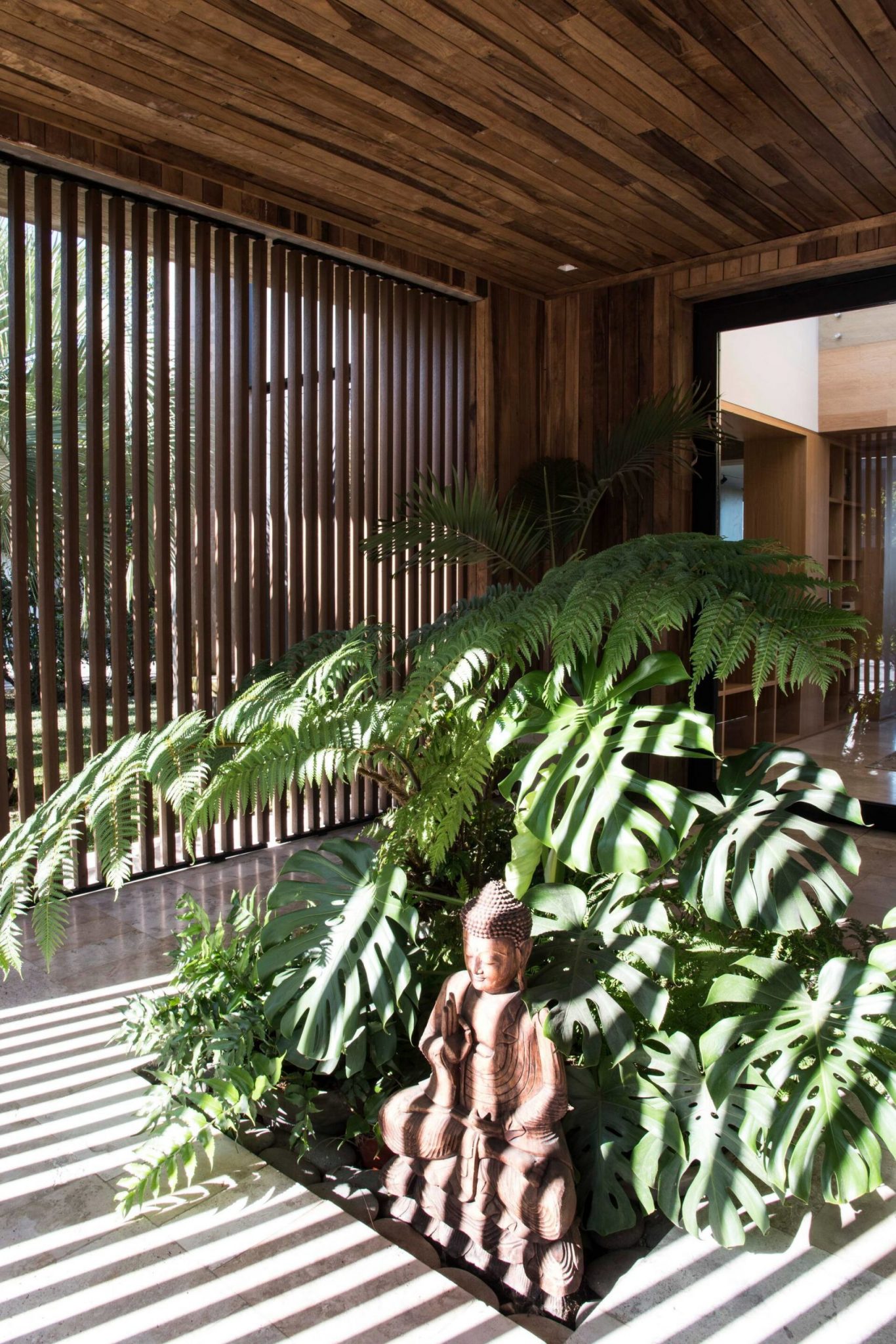 maison contemporaine avec façade bois et piscine
