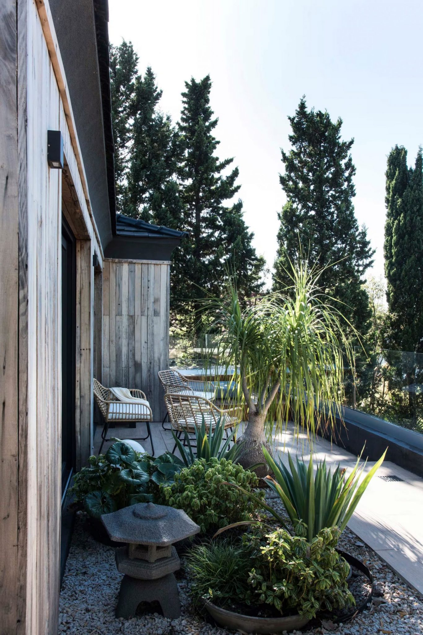 maison contemporaine avec façade bois et piscine
