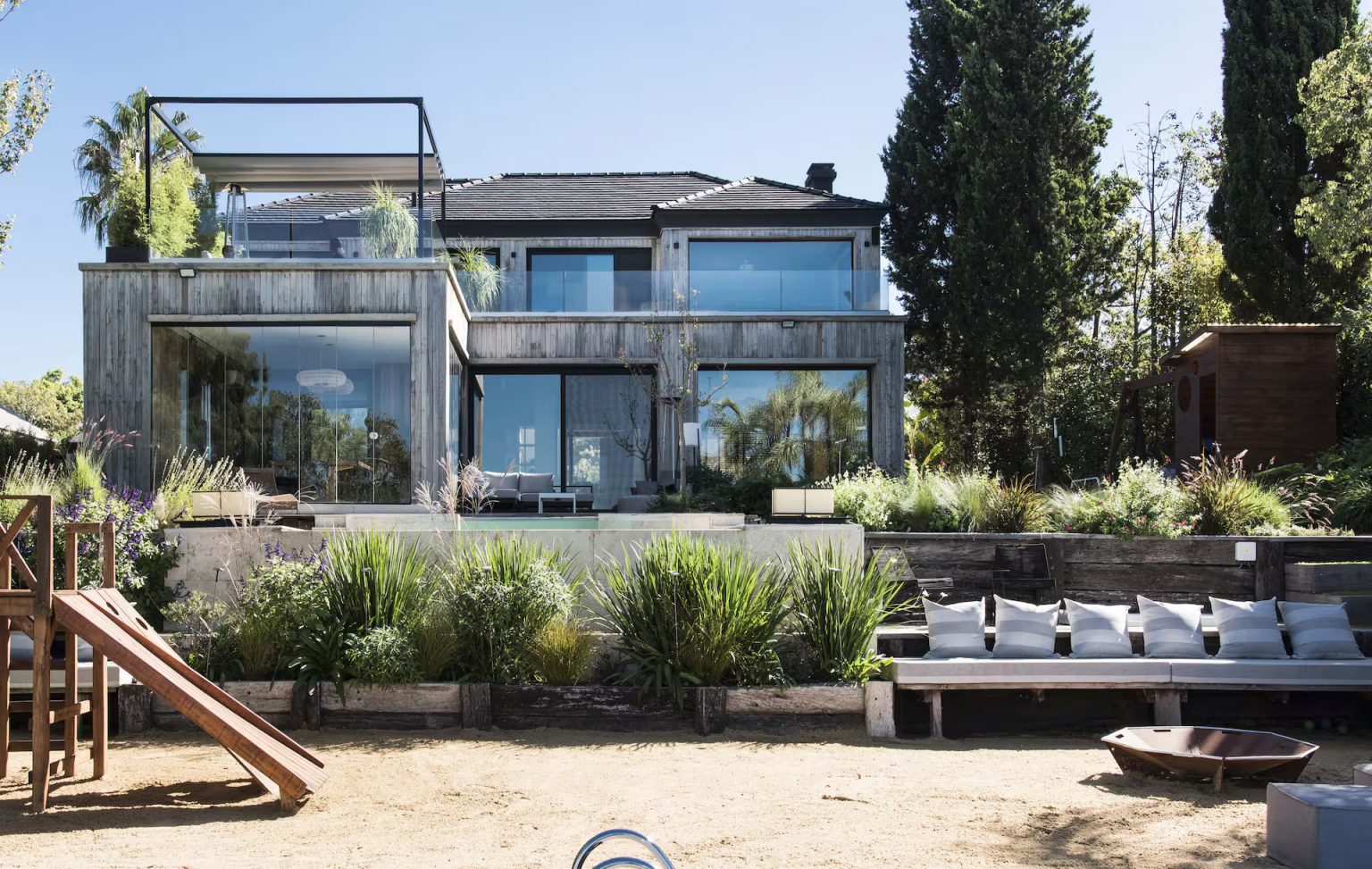 maison contemporaine avec façade bois et piscine
