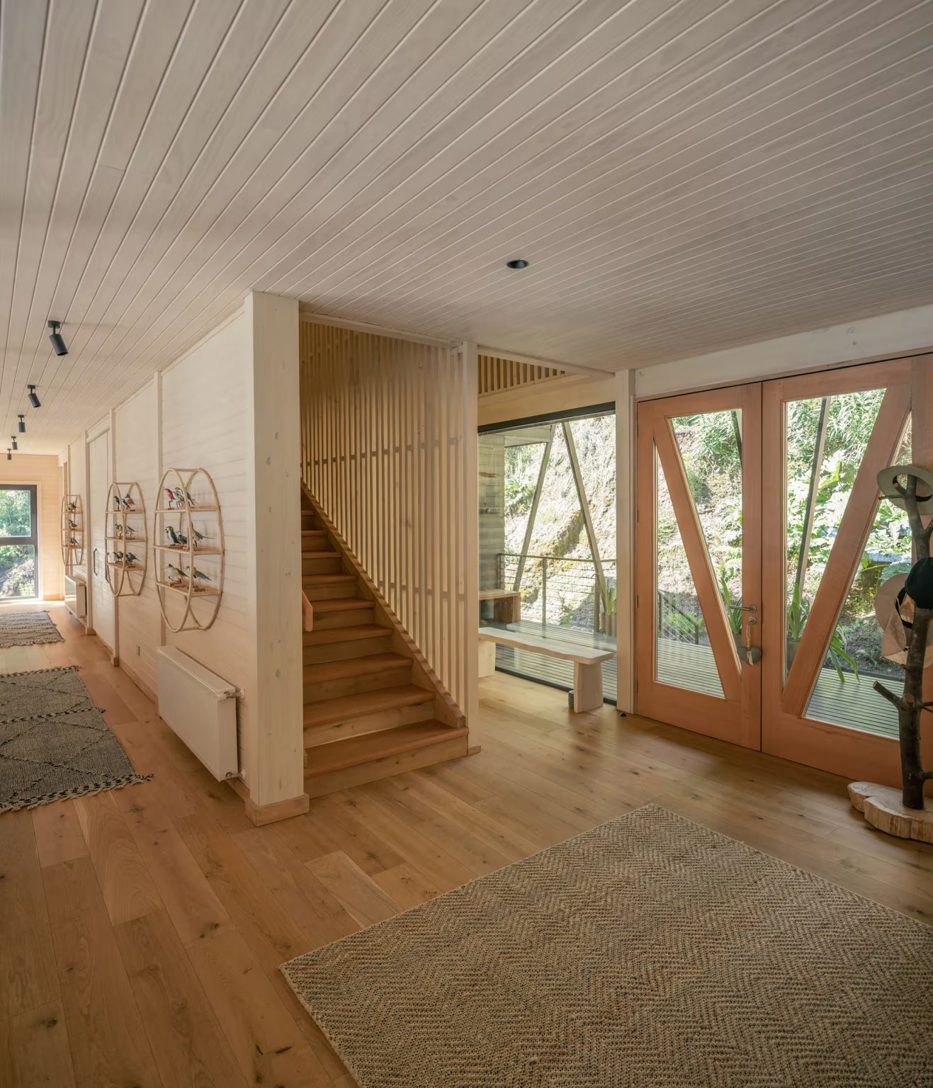 entrée avec escalier maison en bois