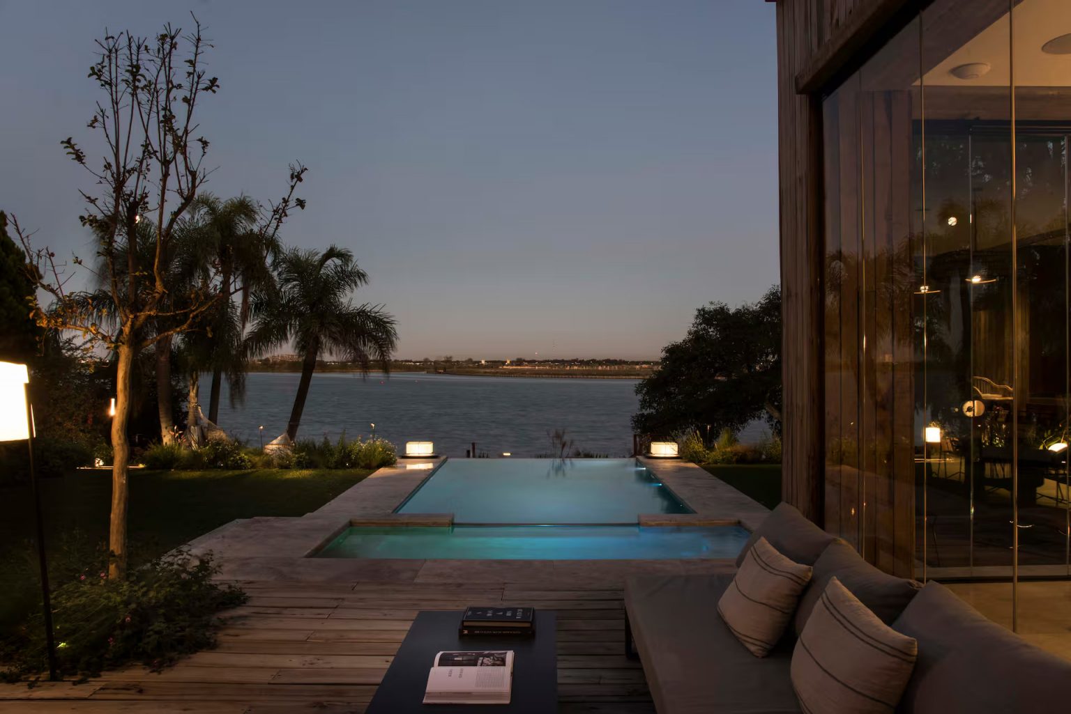 maison contemporaine avec façade bois et piscine