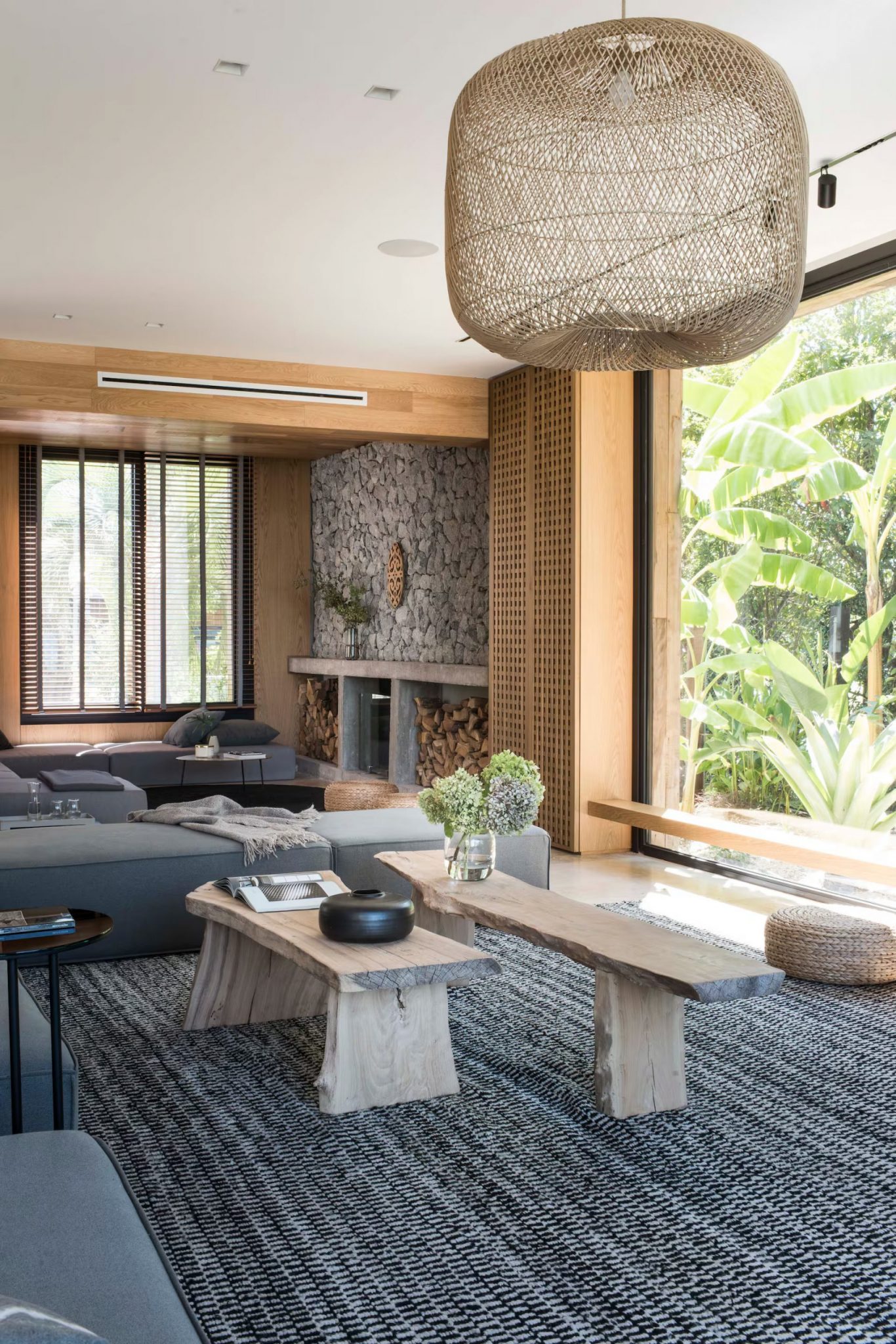 salon moderne gris et bois maison contemporaine avec cheminée pierres