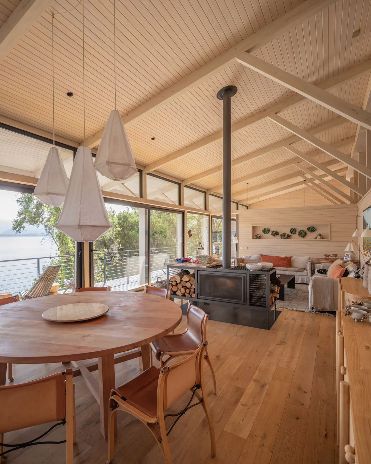 salon avec cheminée maison en bois