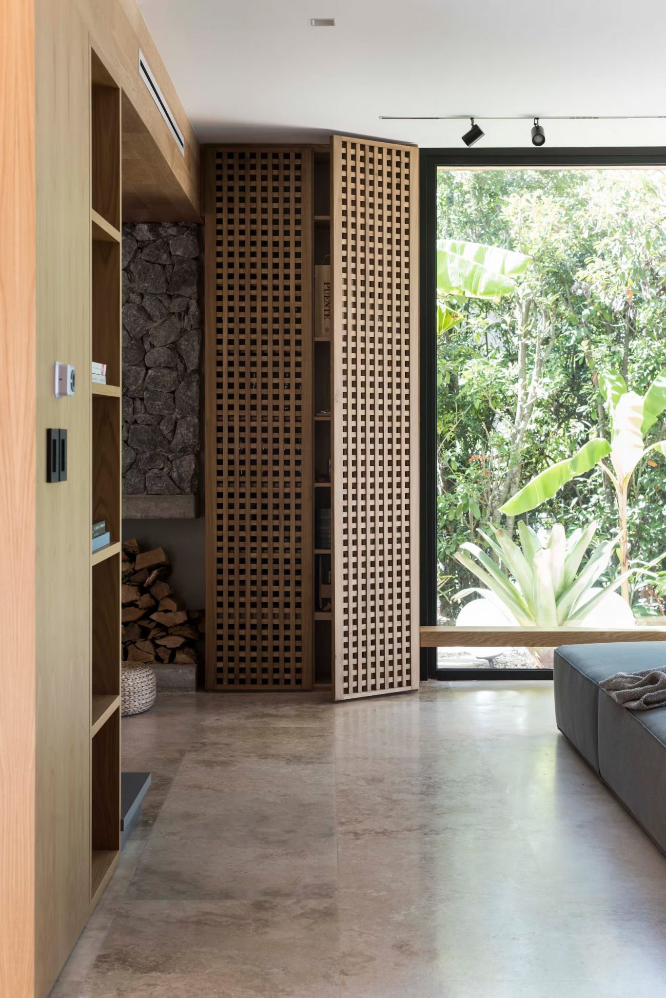 salon moderne gris et bois maison contemporaine