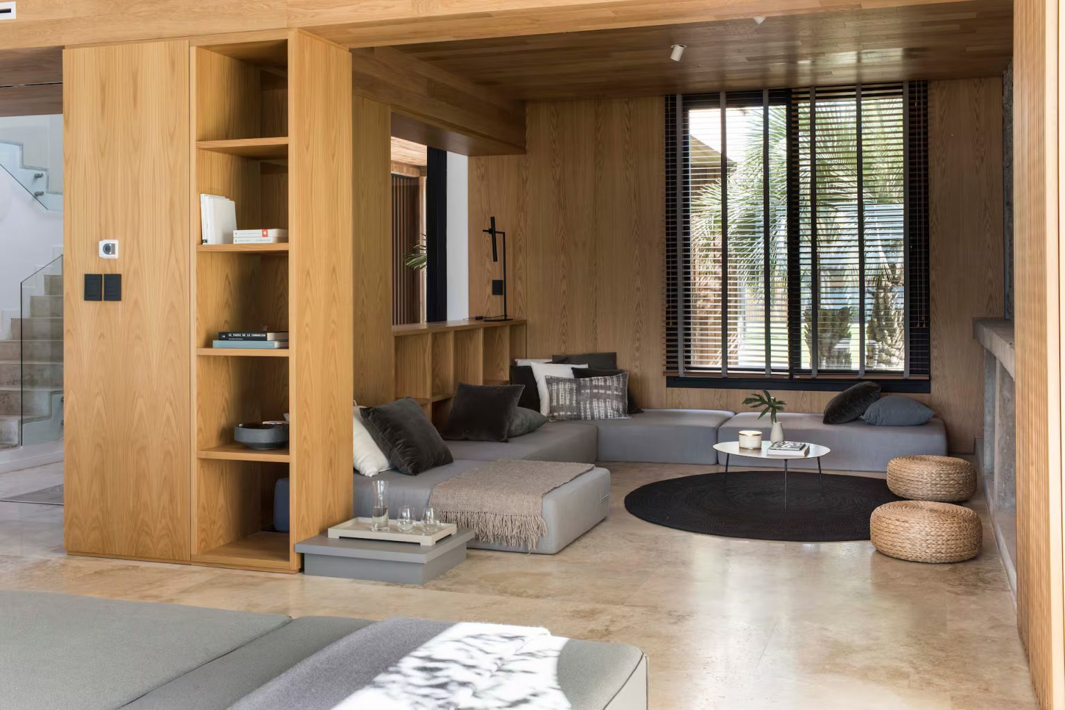 salon moderne gris et bois maison contemporaine avec cheminée