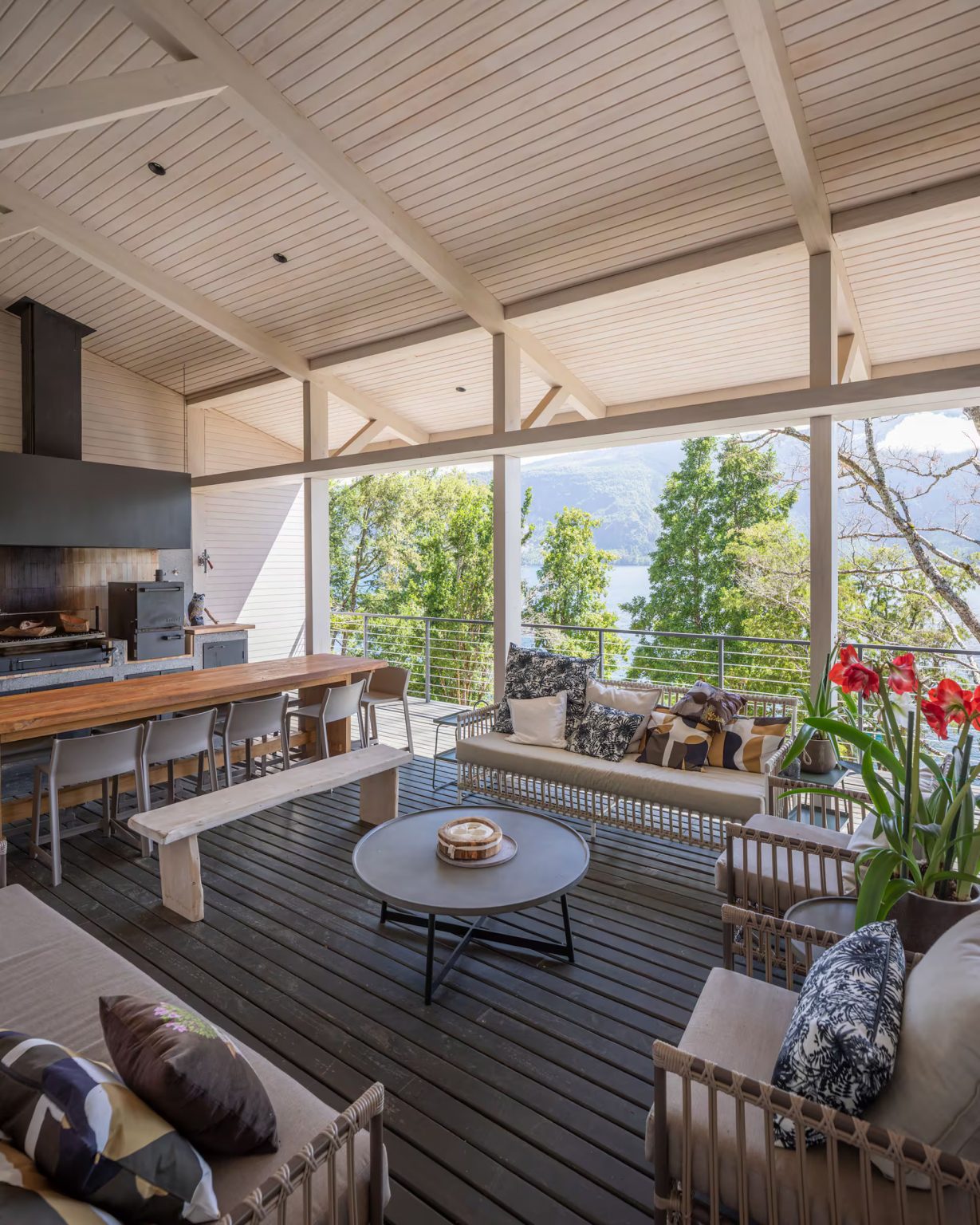 terrasse couverte avec cuisine d'été maison en bois