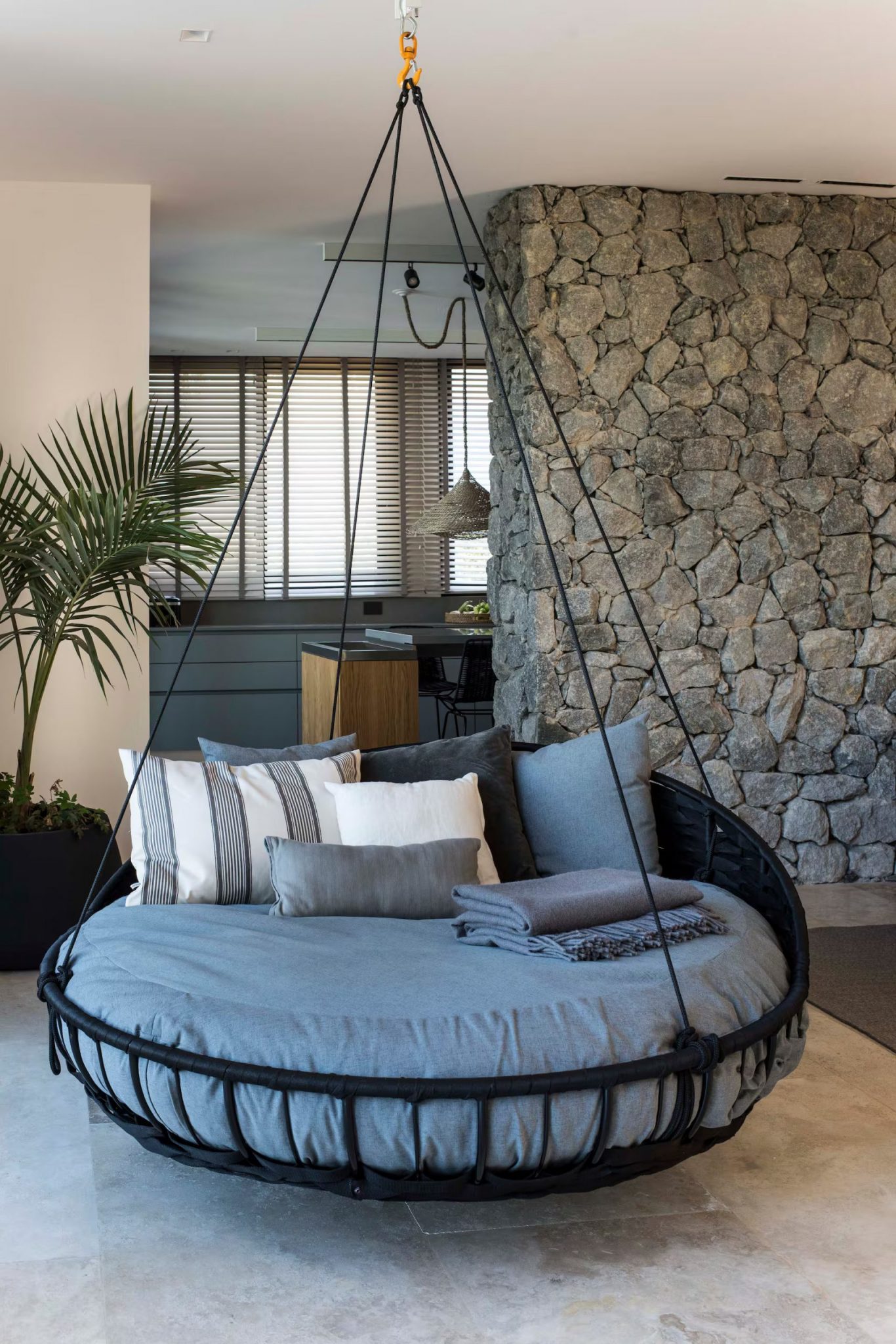 fauteuil suspendu deux personnes salon moderne gris et bois maison contemporaine