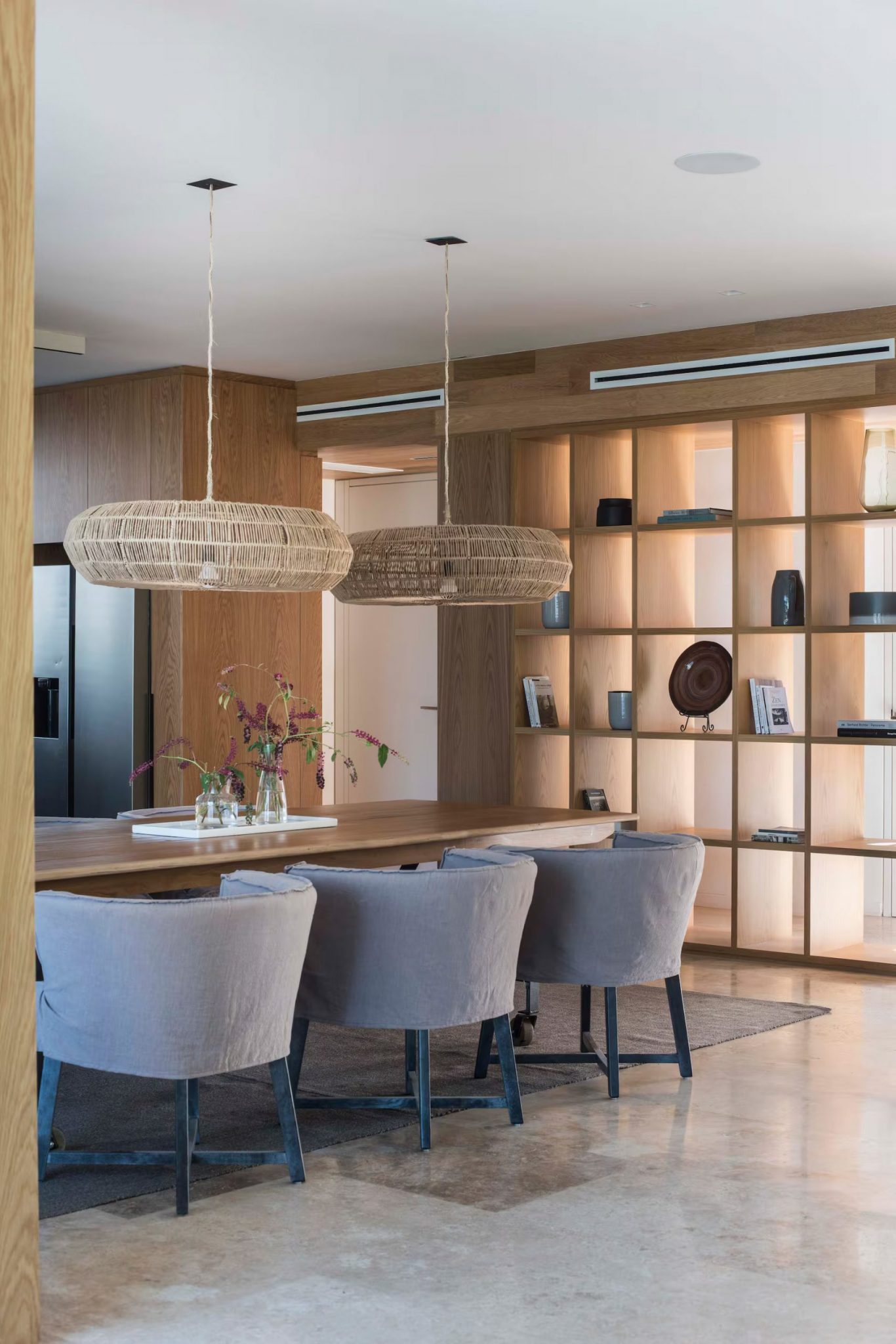 salle à manger grise et bois maison contemporaine