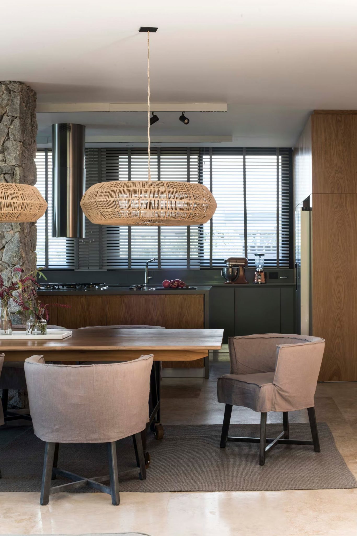 cuisine et salle à manger moderne grise et bois maison contemporaine