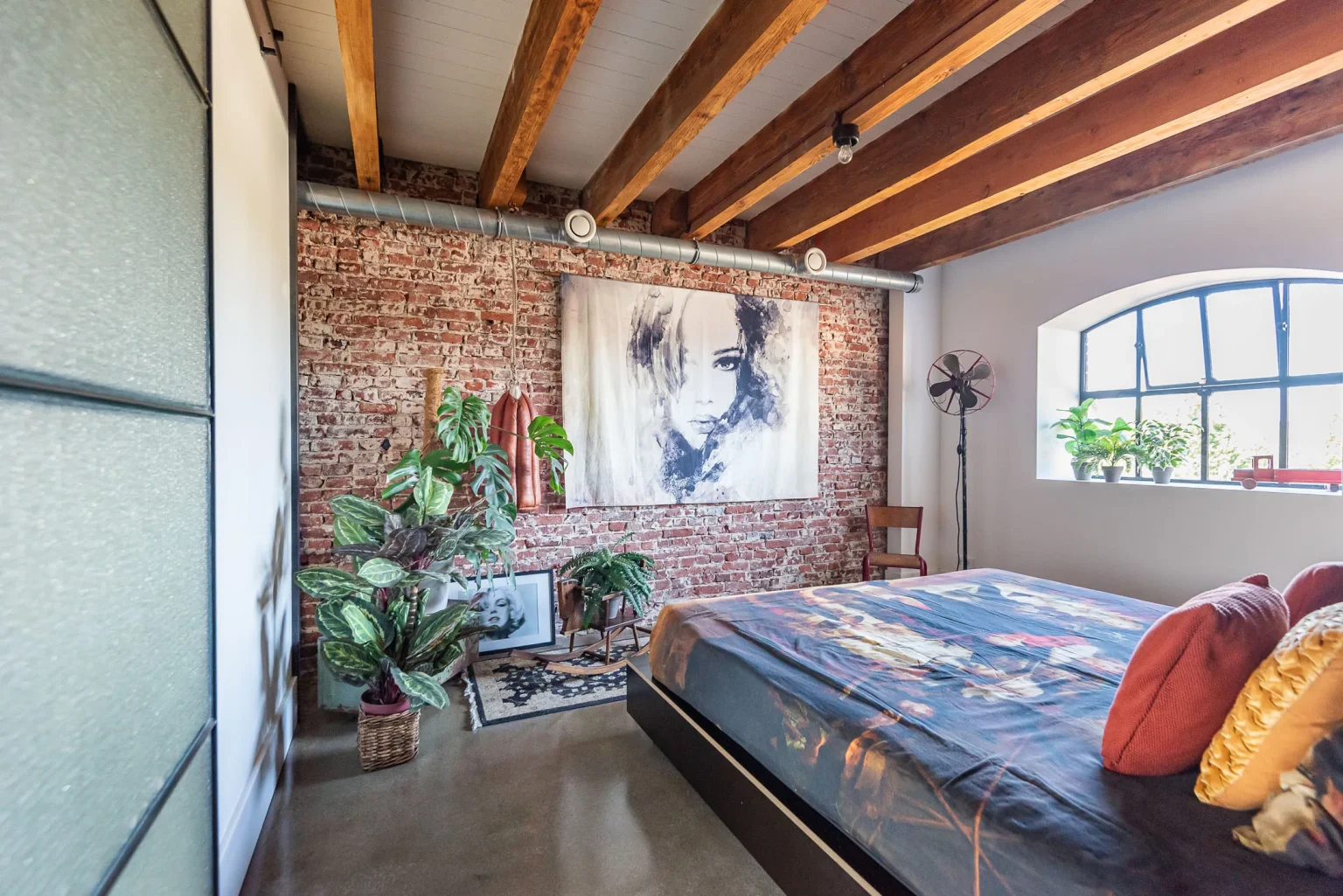 chambre avec poutres mur briques loft décoration éclectique et colorée