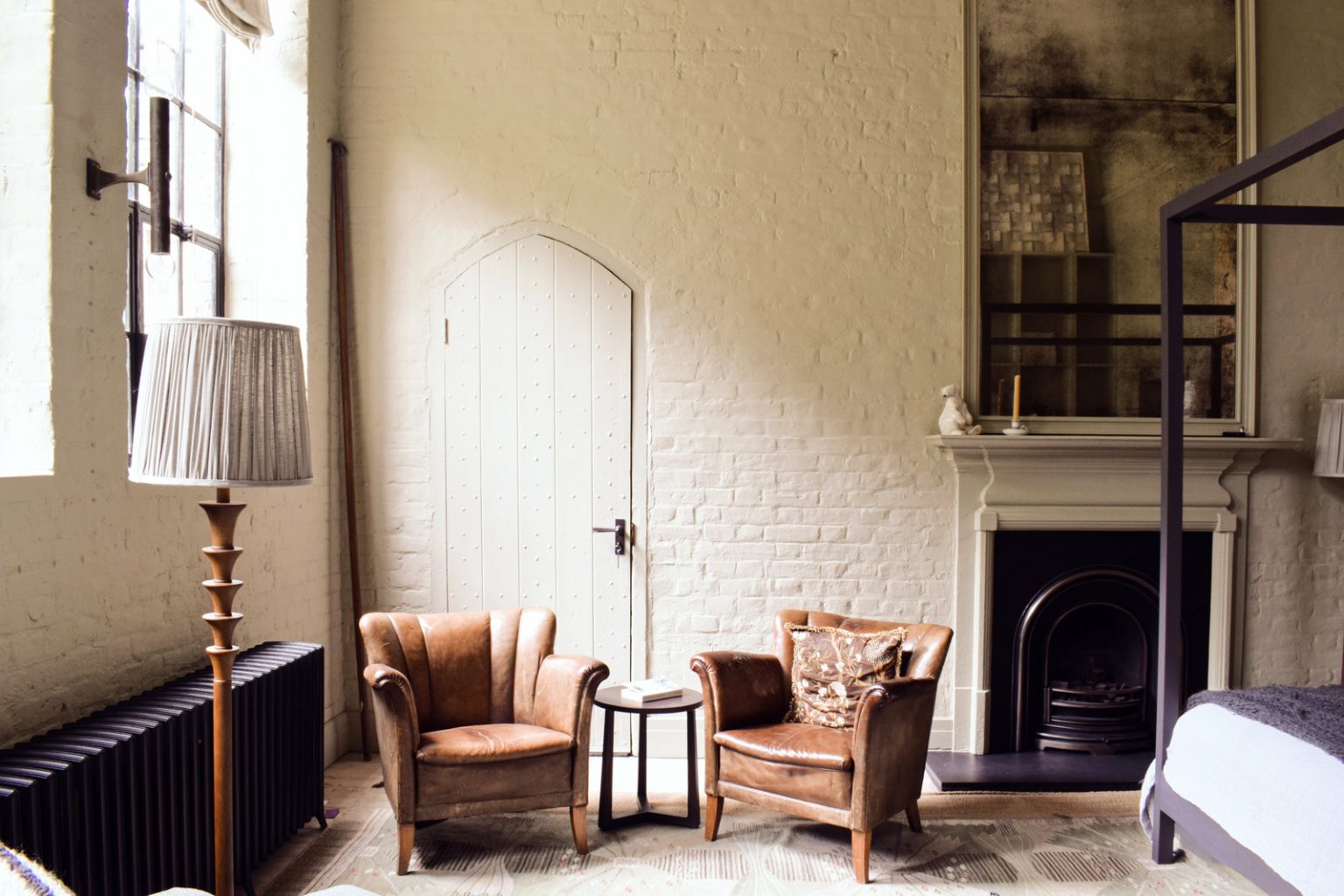 chambre lit à baldaquin duplex 214m2 dans ancienne école Londres avec cheminée