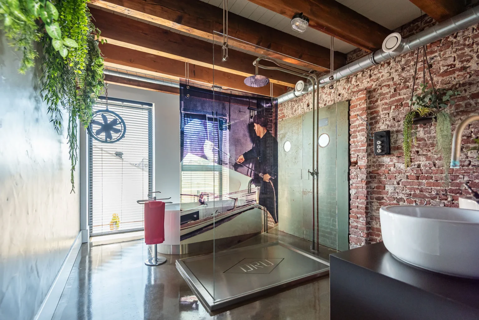 immense salle de bain poutres et murs briques style industriel dans ancienne usine