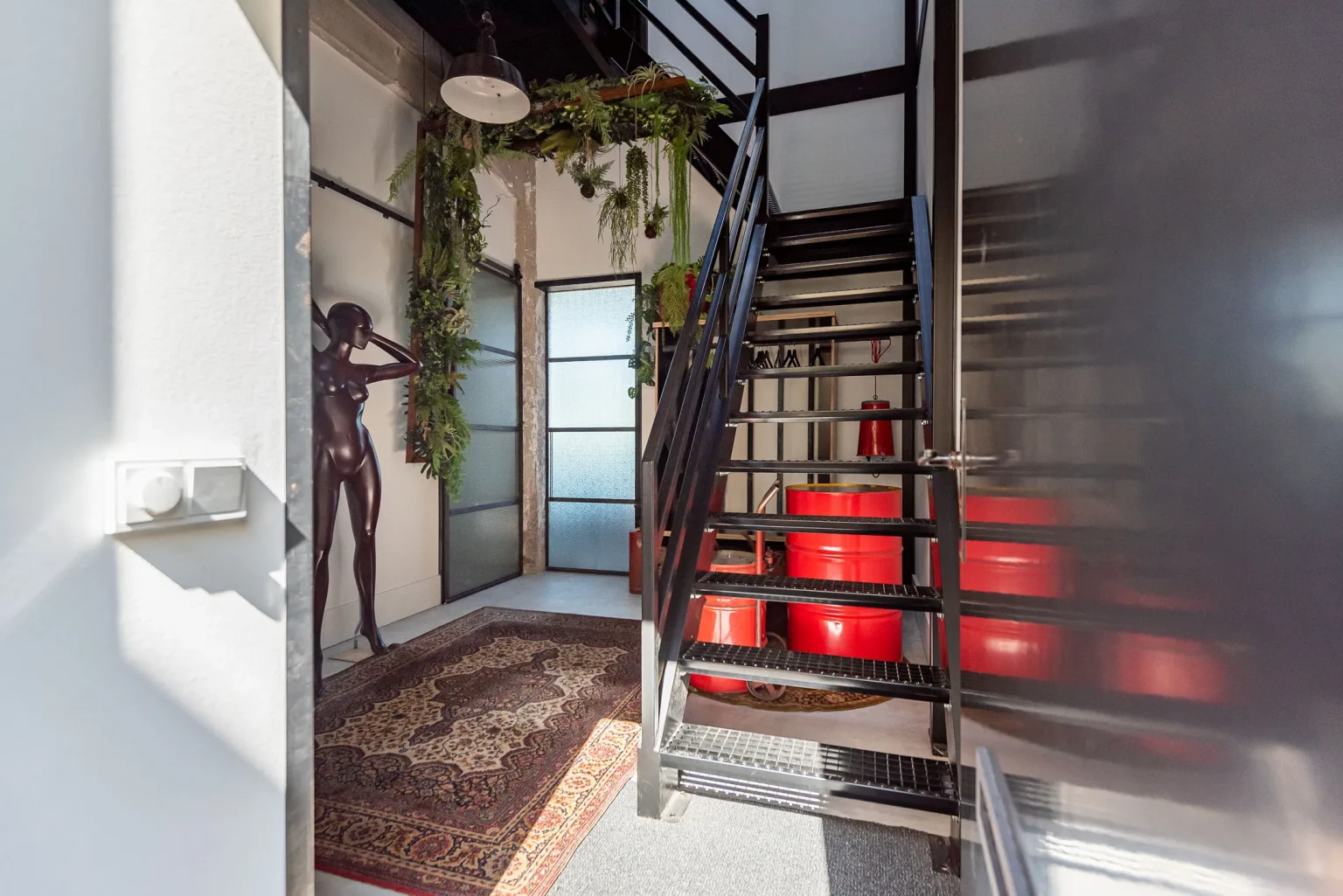 entrée loft avec escalier acier noir