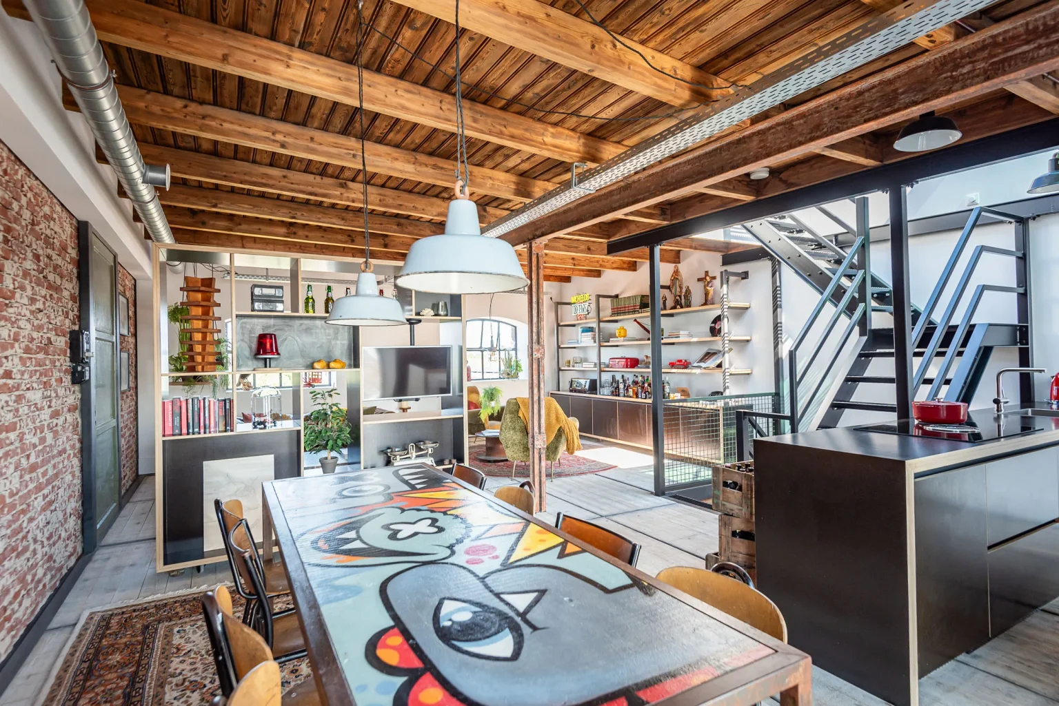 salle à manger et salon mur de briques loft décoration éclectique et colorée