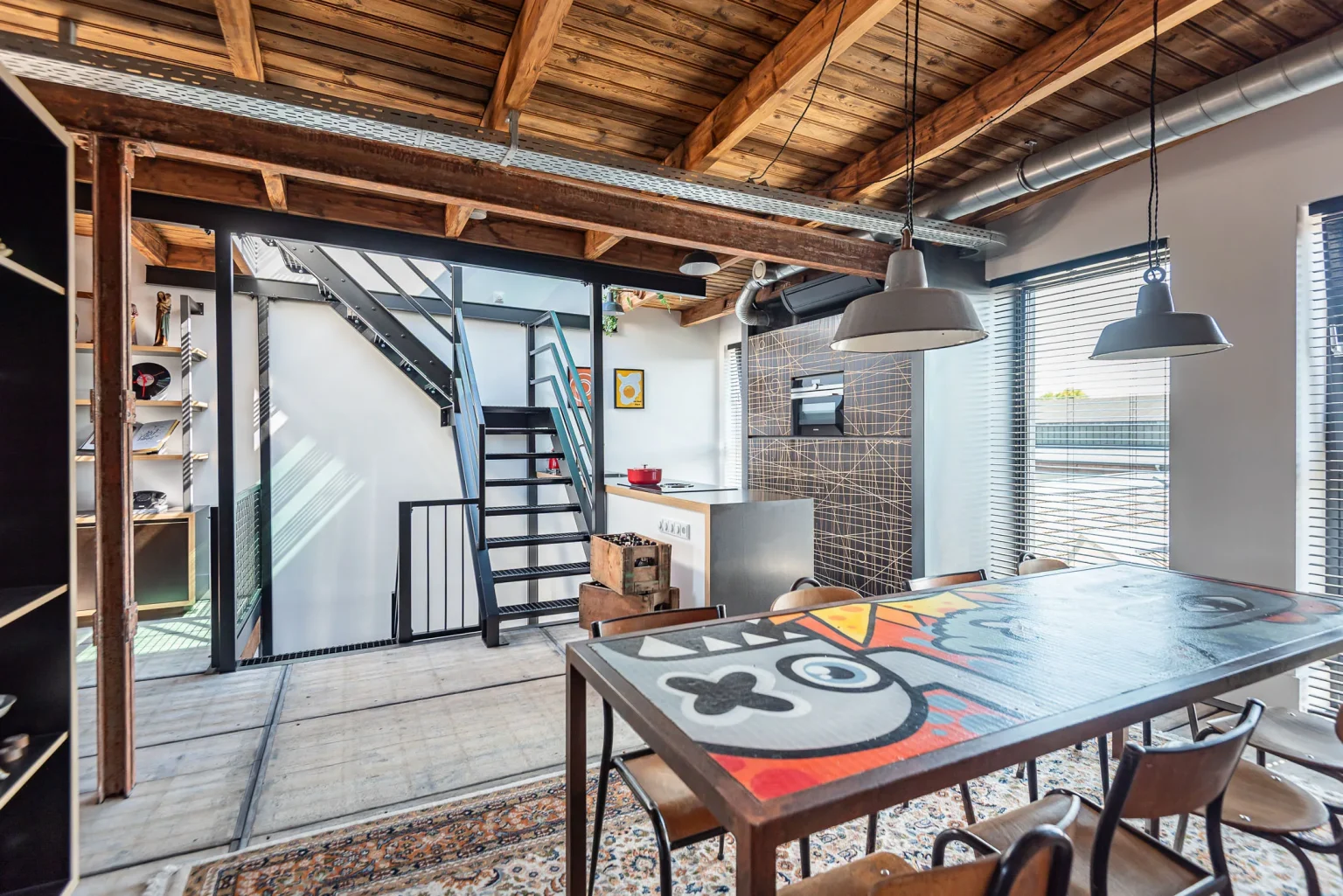 salle à manger et cuisine loft décoration éclectique et colorée