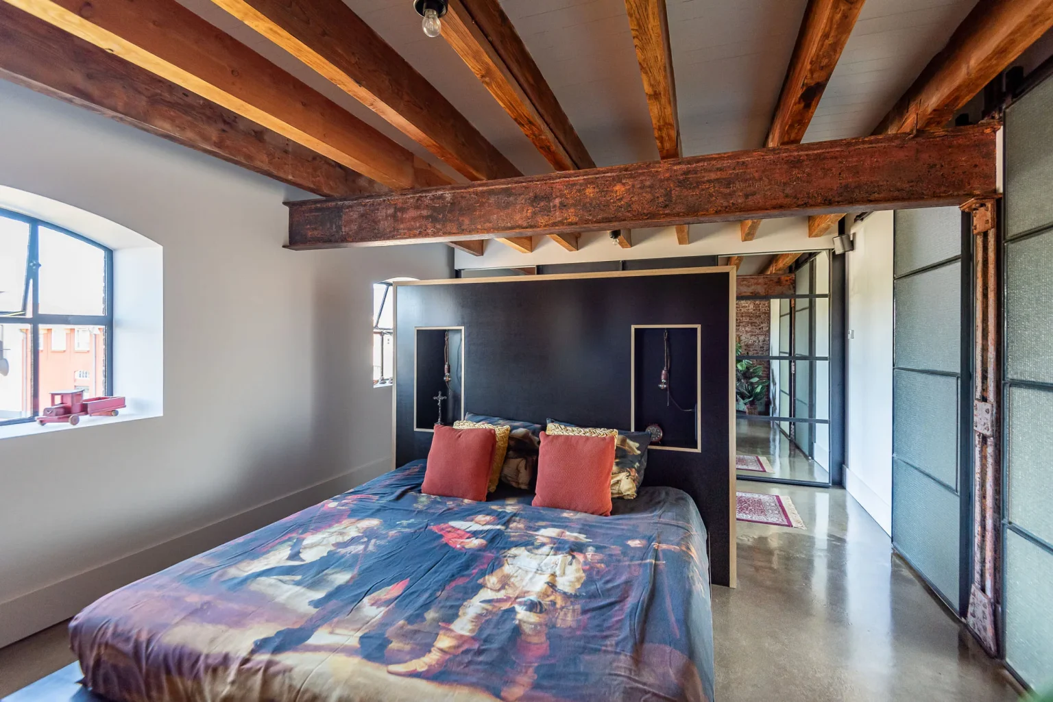 chambre avec pooutres loft décoration éclectique et colorée