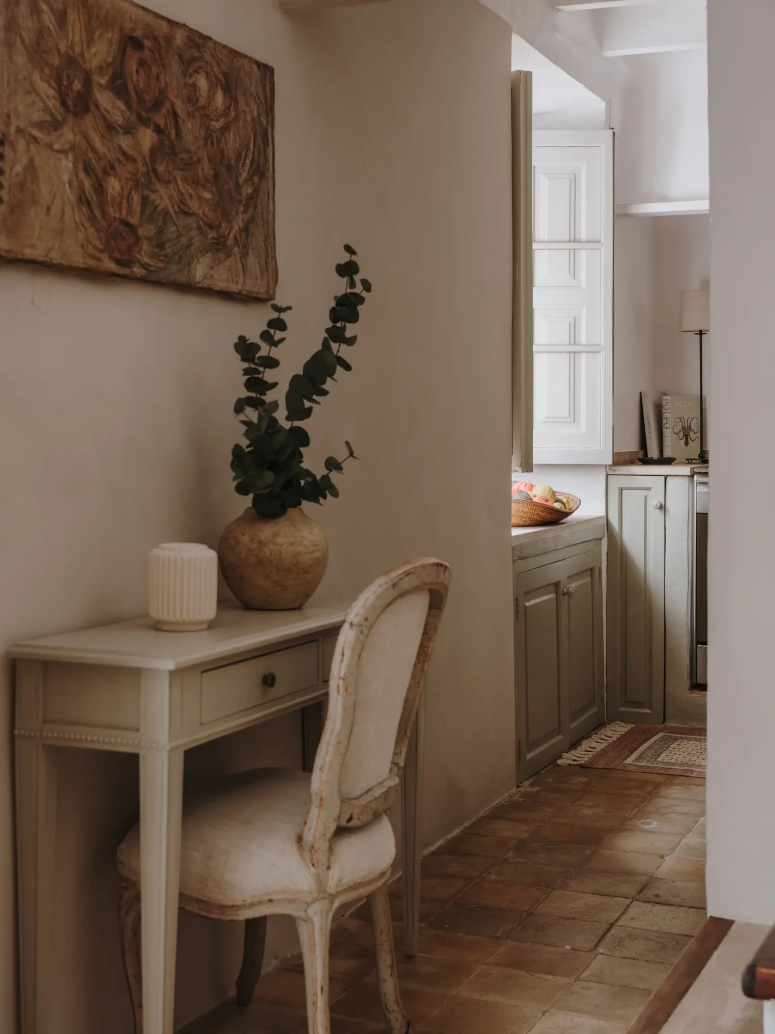 couloir avec petit bureau