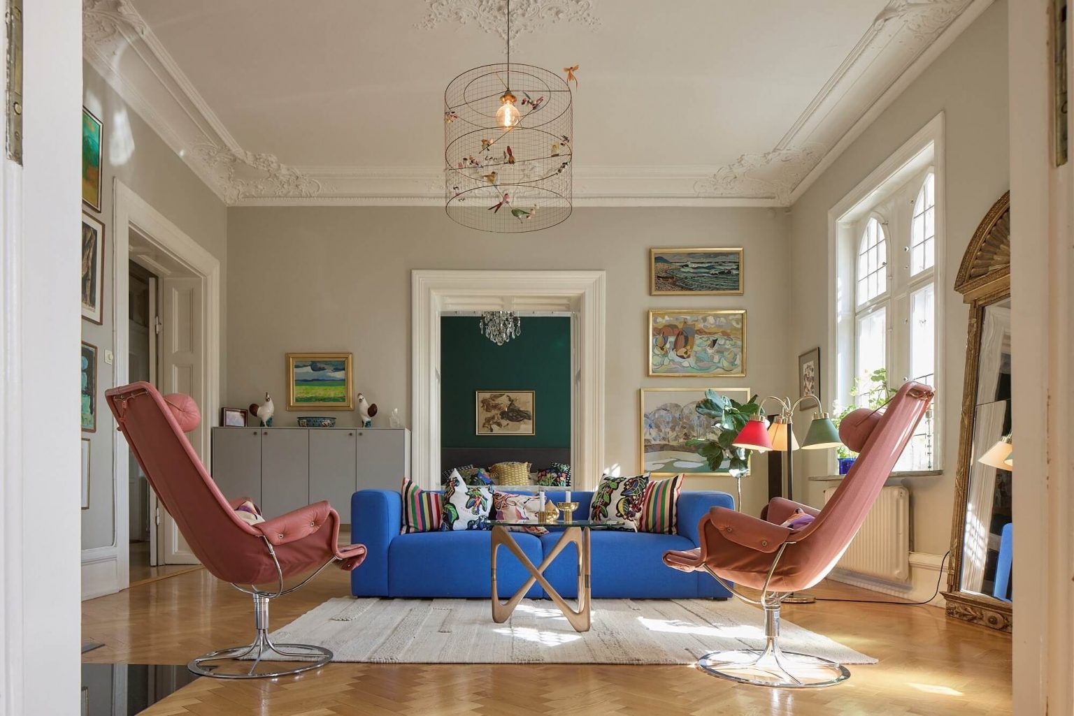 canapé bleu dans salon sol parquet à chevrons moulures décoration design scandinave