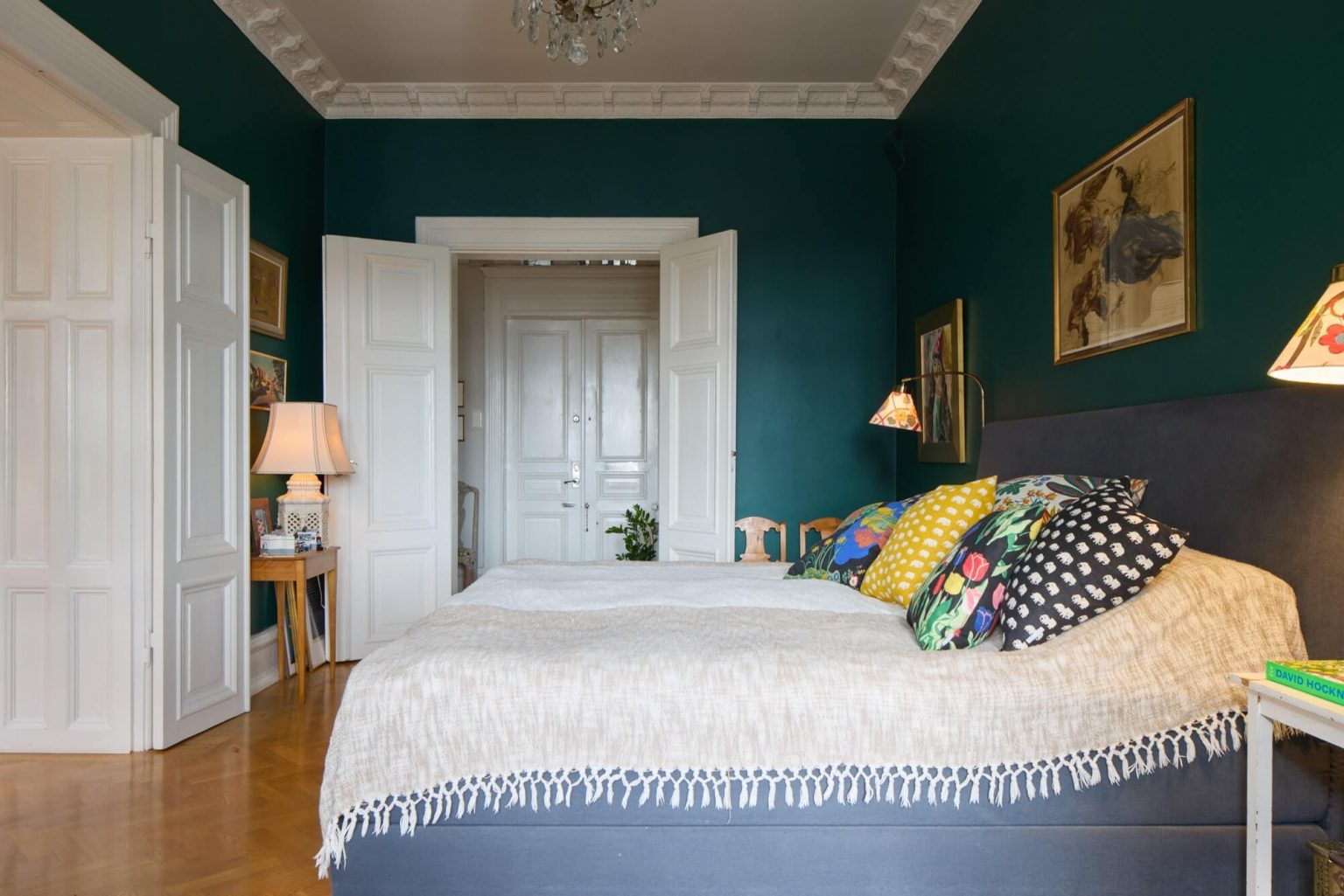 chambre murs verts sol parquet à chevrons moulures décoration design scandinave