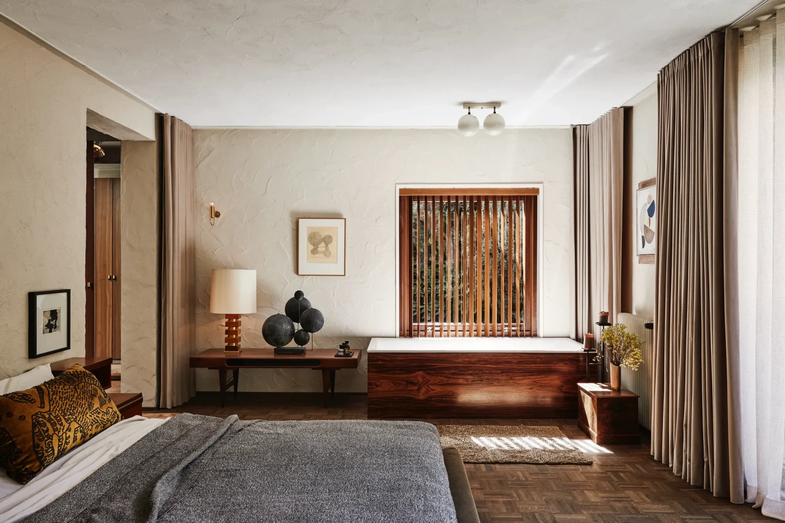 chambre décoration mid-century mobilier noyer