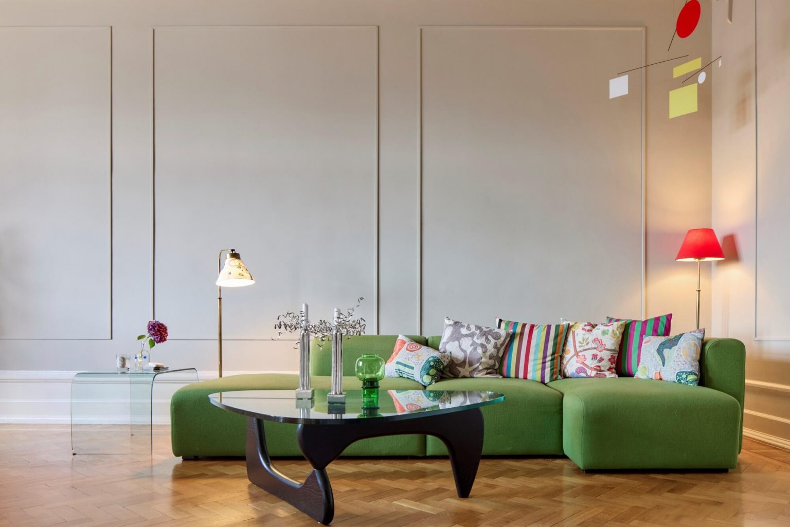 canapé vert dans salon sol parquet à chevrons moulures décoration design scandinave