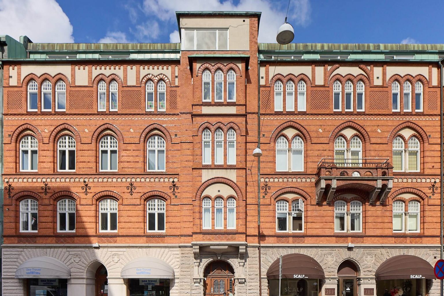 immeuble 19e siècle Malmö façade brique fenêtres ogives